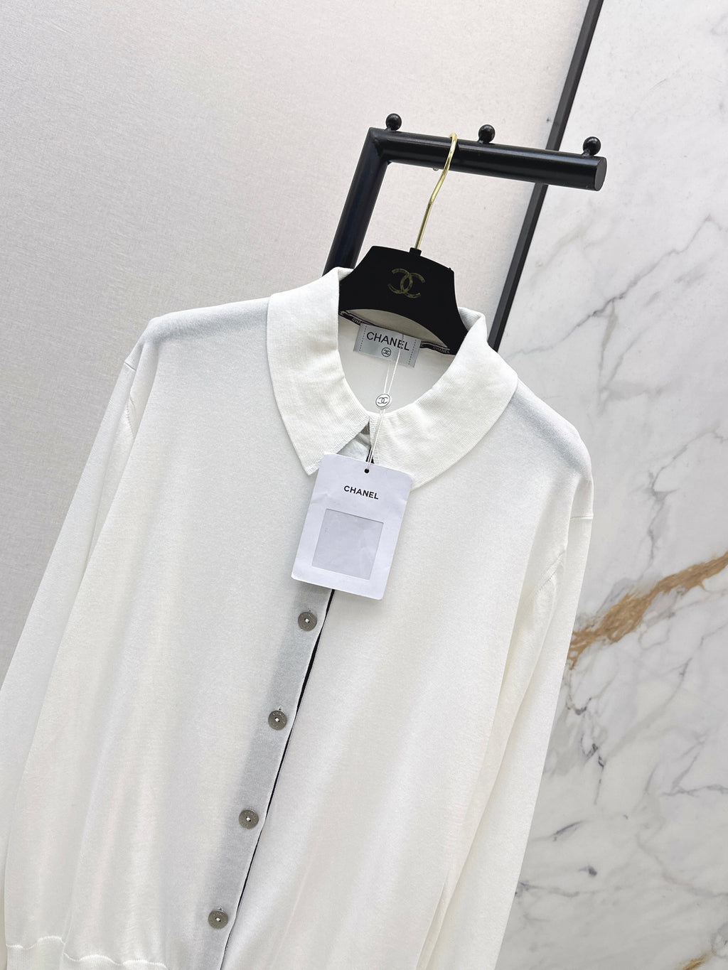 Color-blocked placket design with a turn-down collar