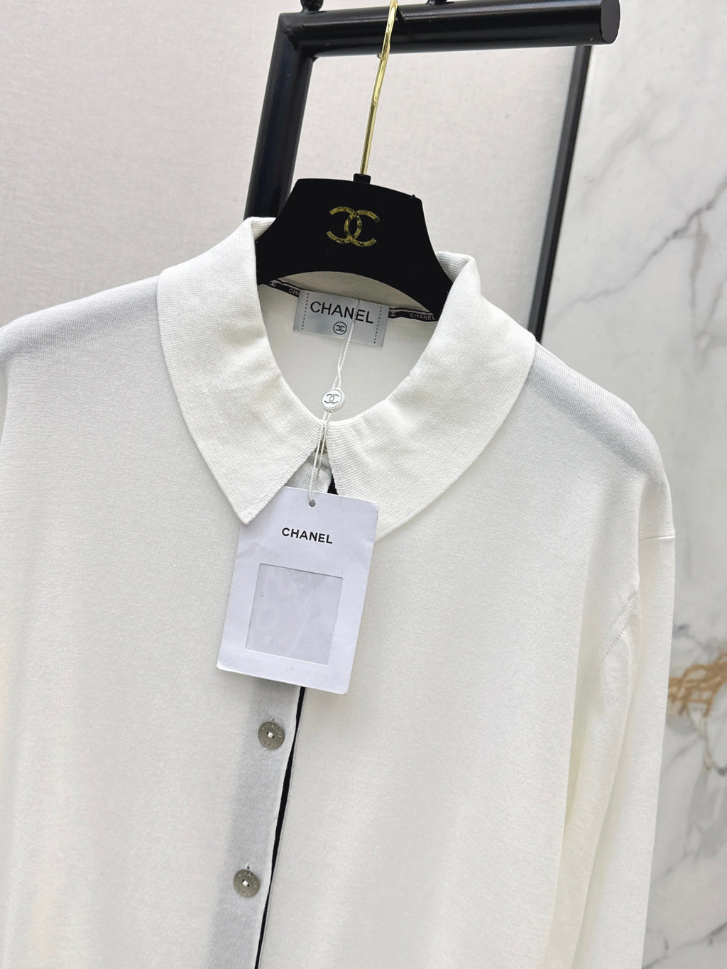Color-blocked placket design with a turn-down collar