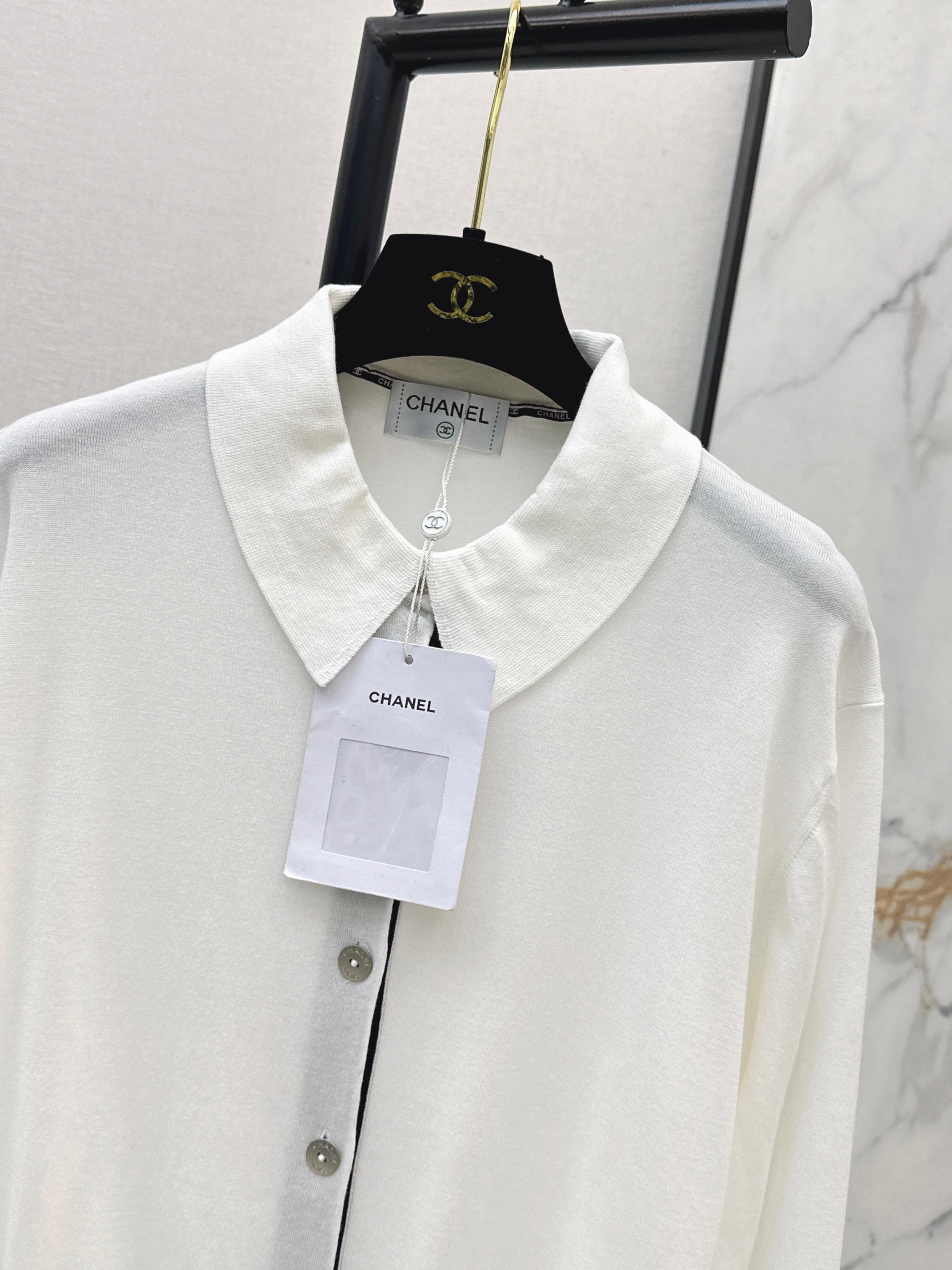 Color-blocked placket design with a turn-down collar