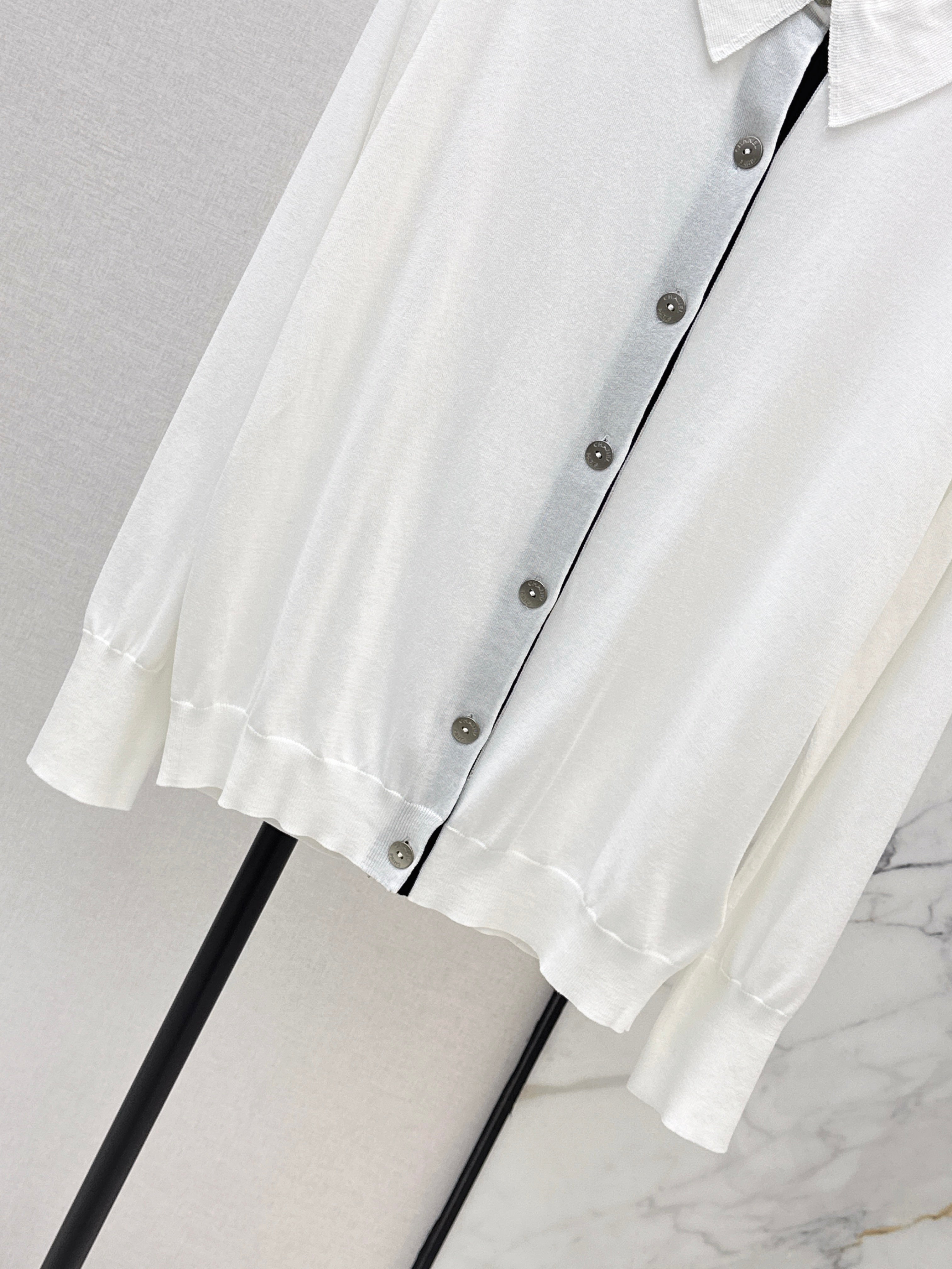 Color-blocked placket design with a turn-down collar
