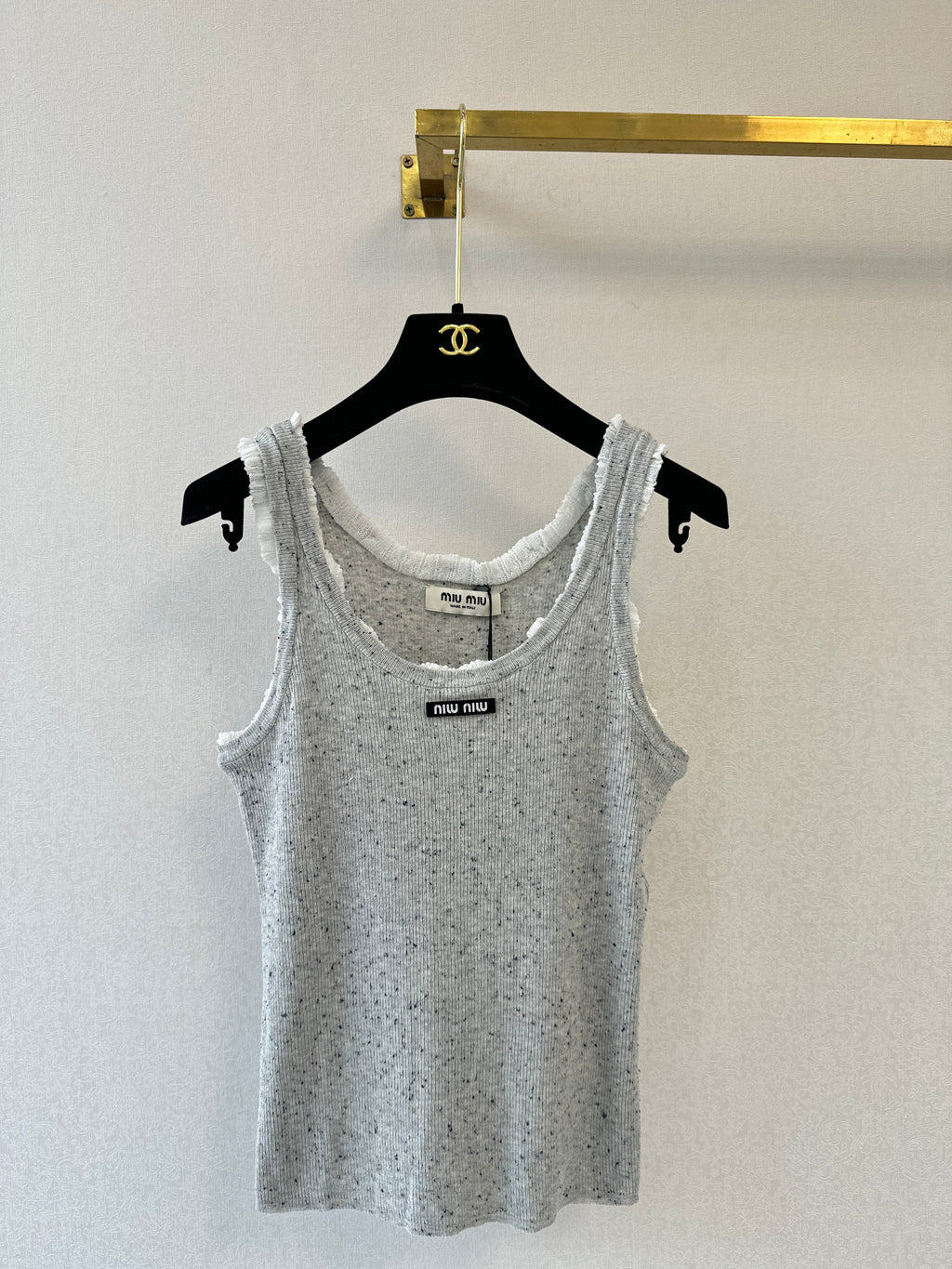 Color-blocked V-neck knit vest