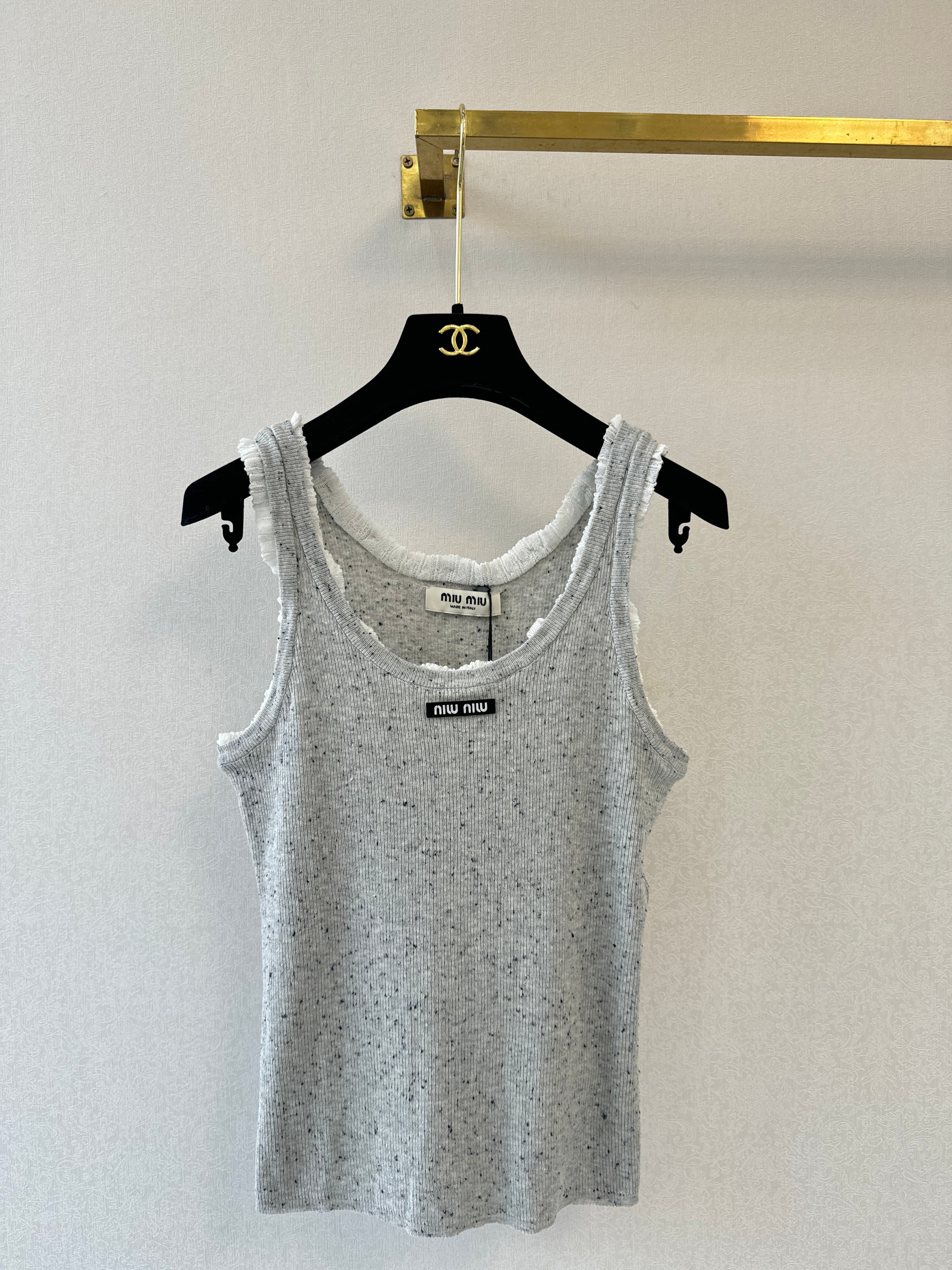 Color-blocked V-neck knit vest