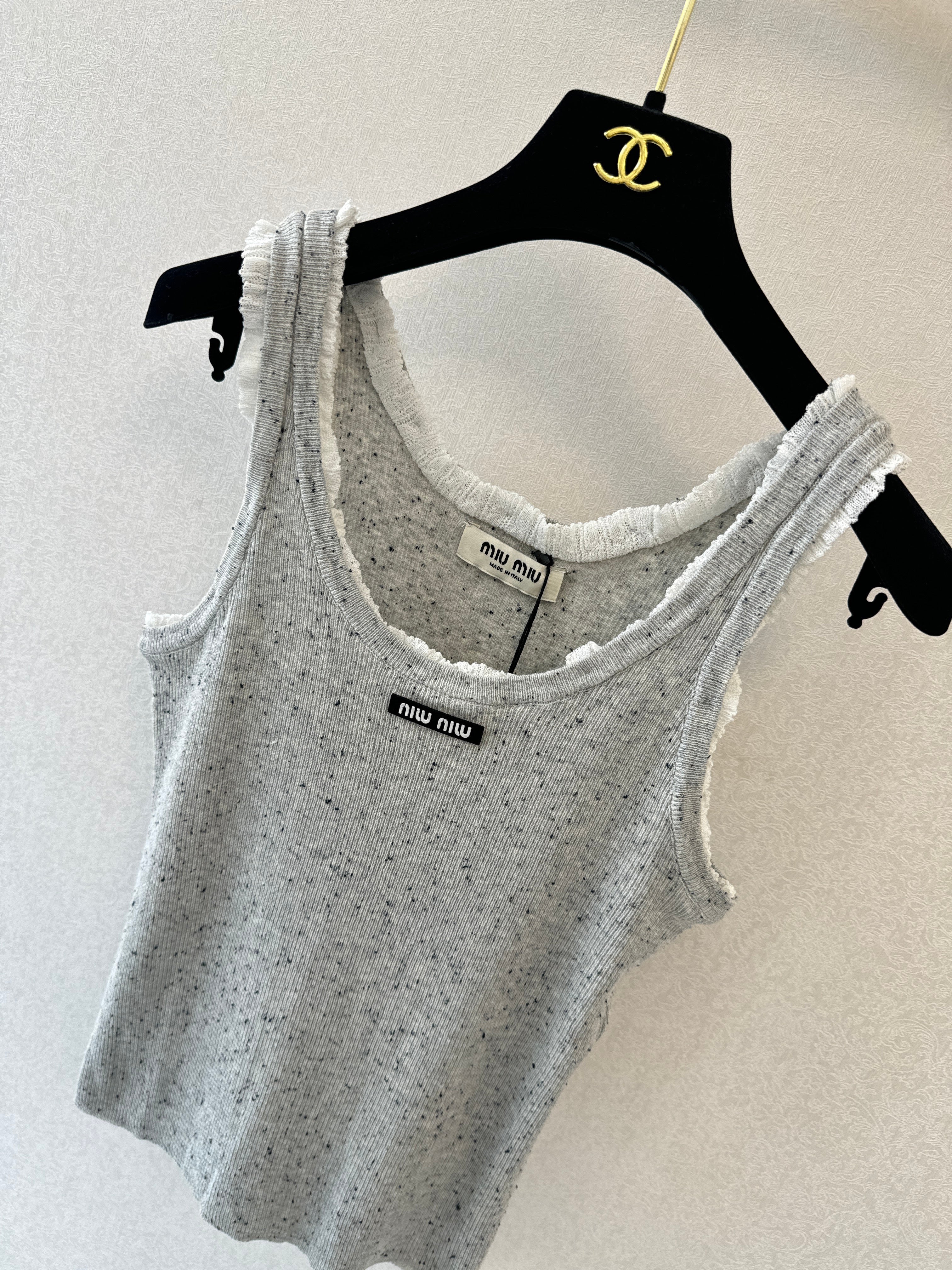 Color-blocked V-neck knit vest