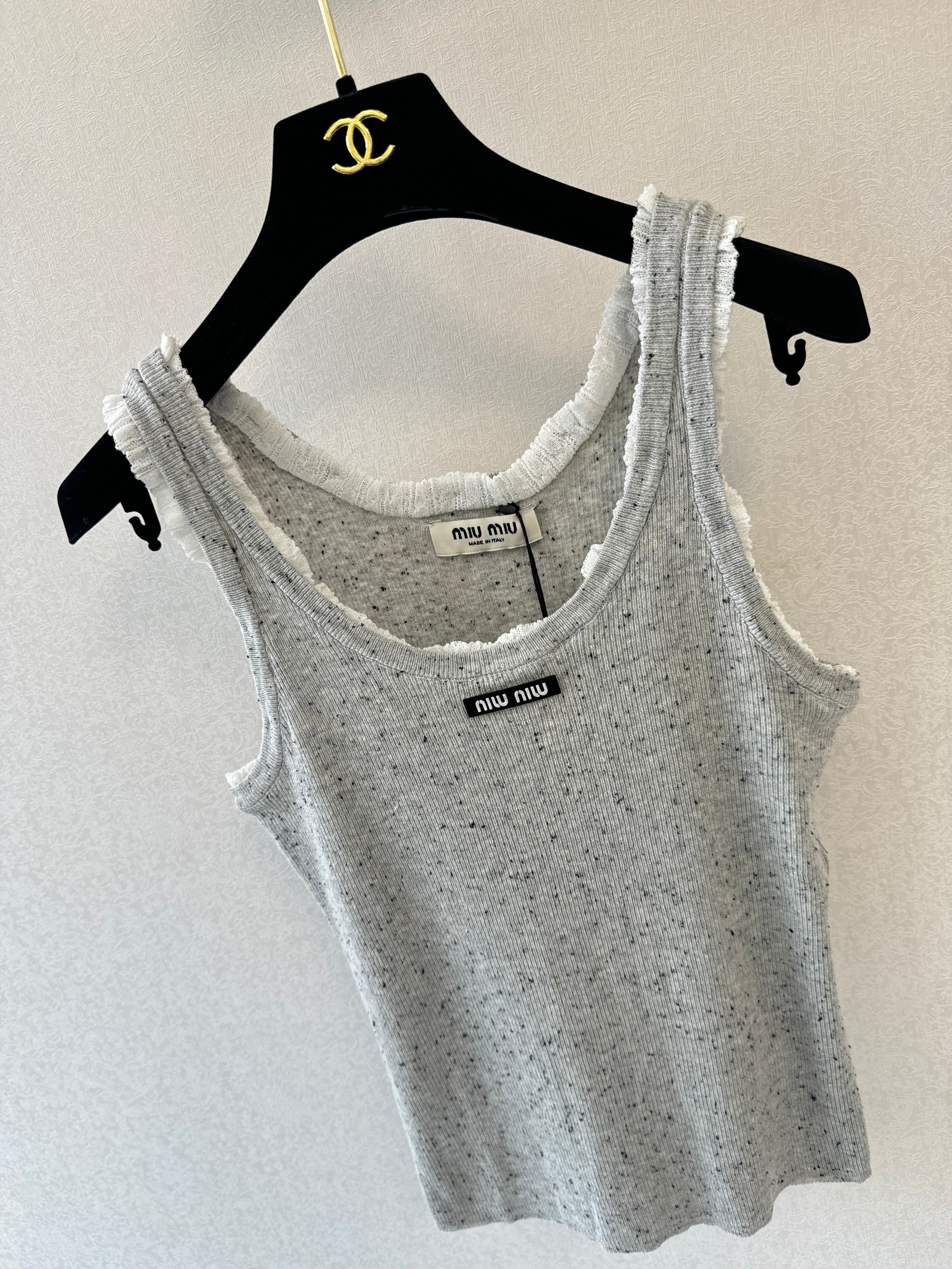 Color-blocked V-neck knit vest