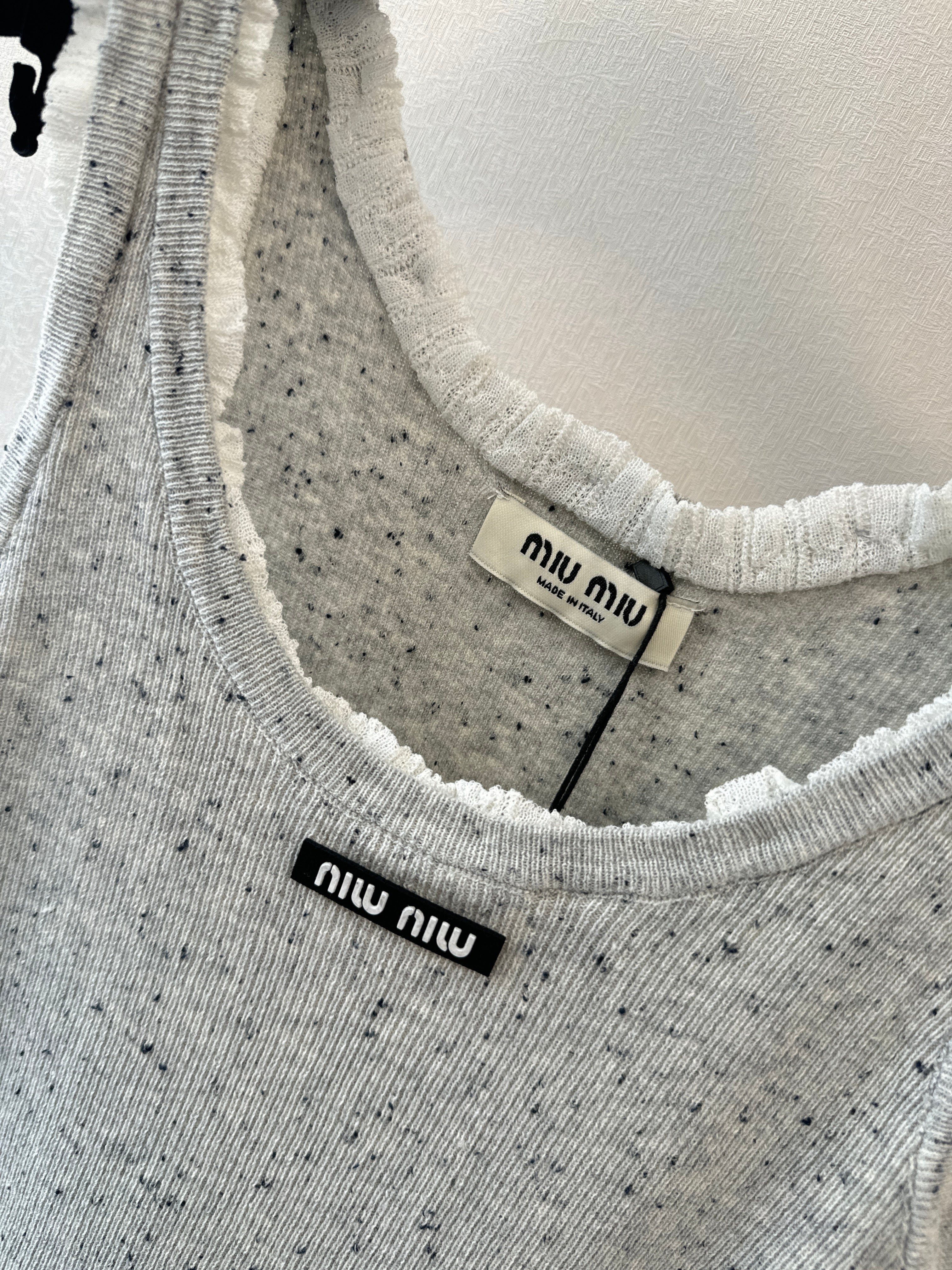 Color-blocked V-neck knit vest