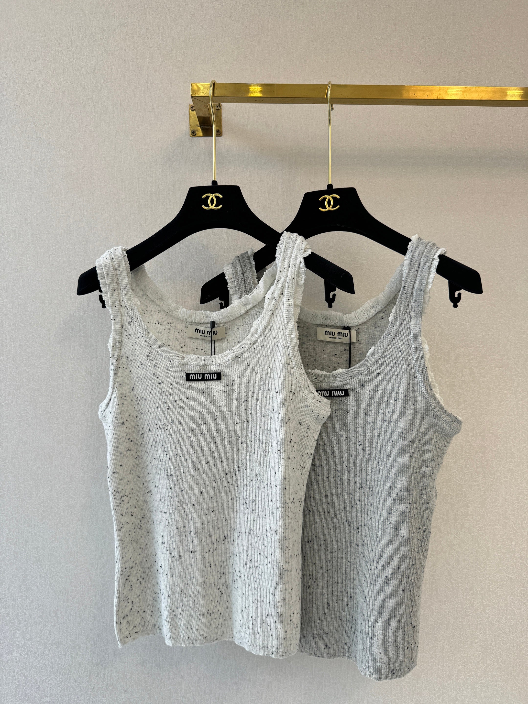 Color-blocked V-neck knit vest