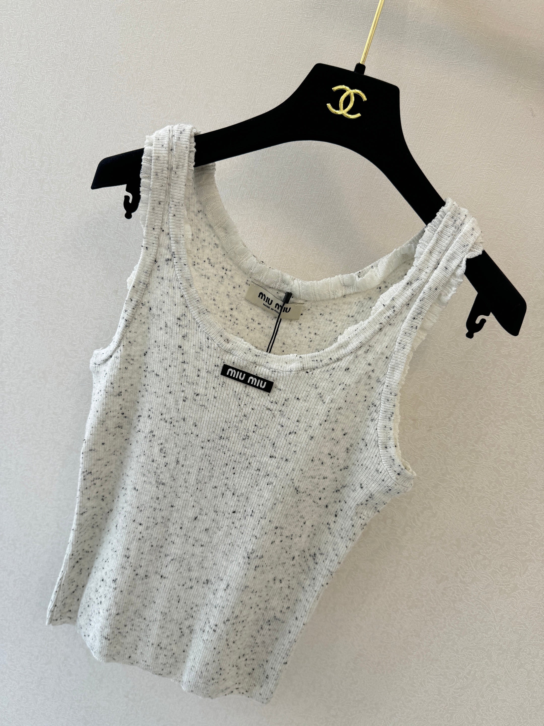 Color-blocked V-neck knit vest