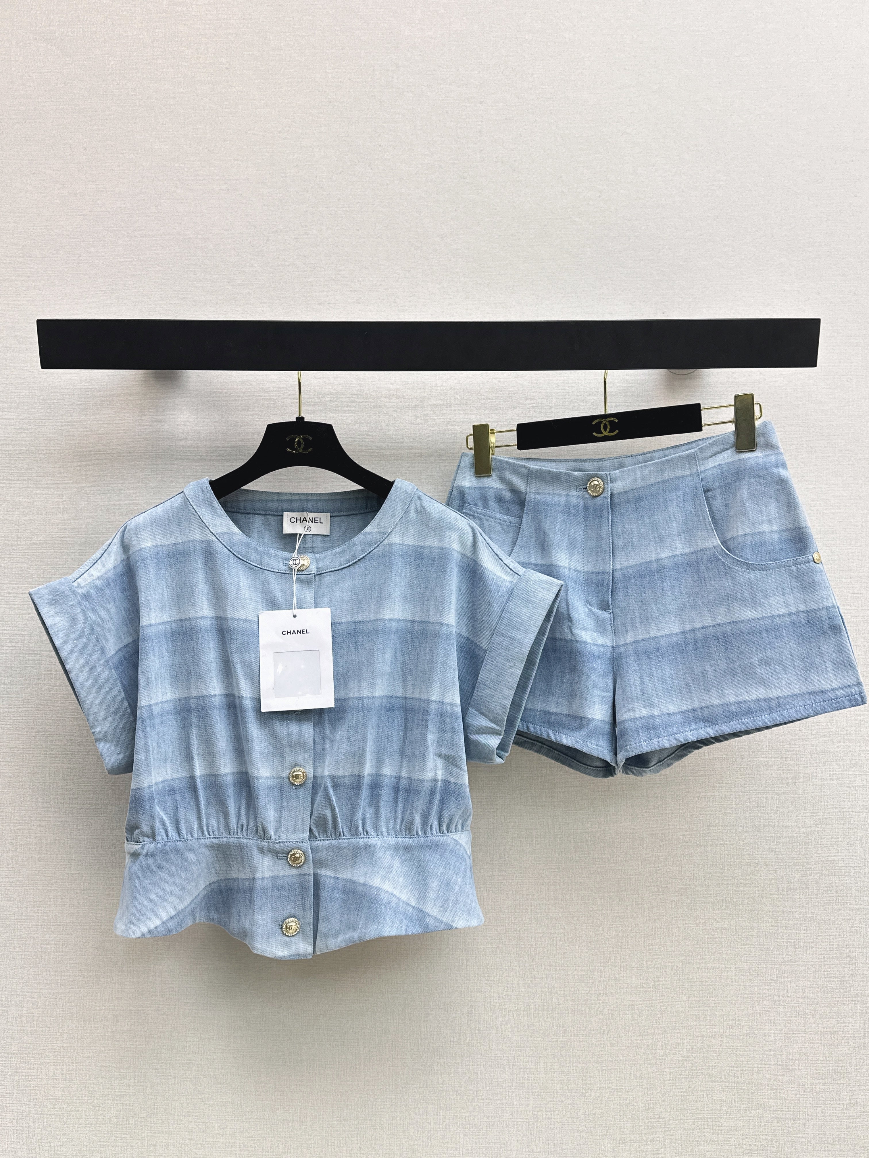 Blue striped denim short-sleeved jacket + shorts