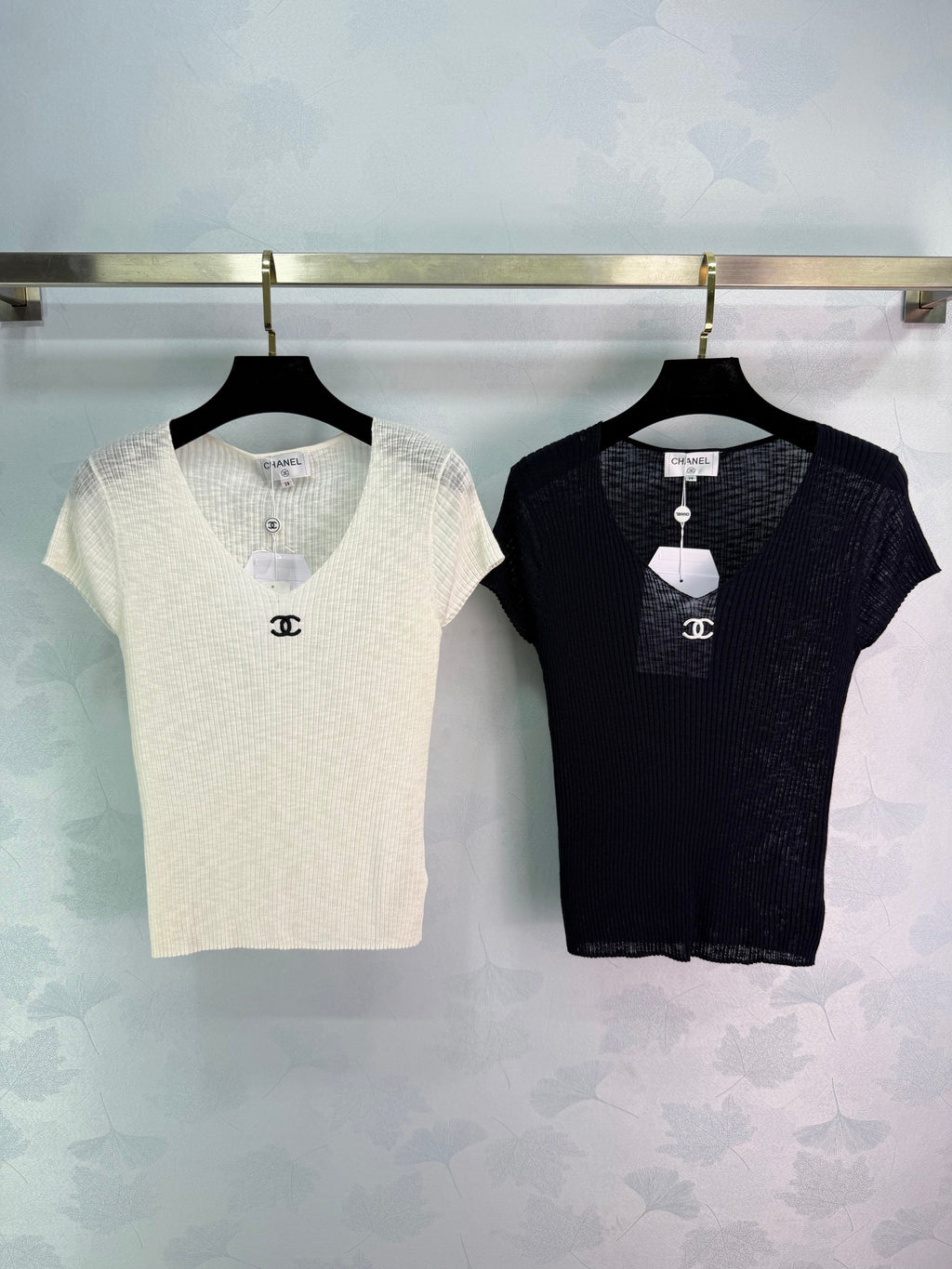 V-neck knit short-sleeved top