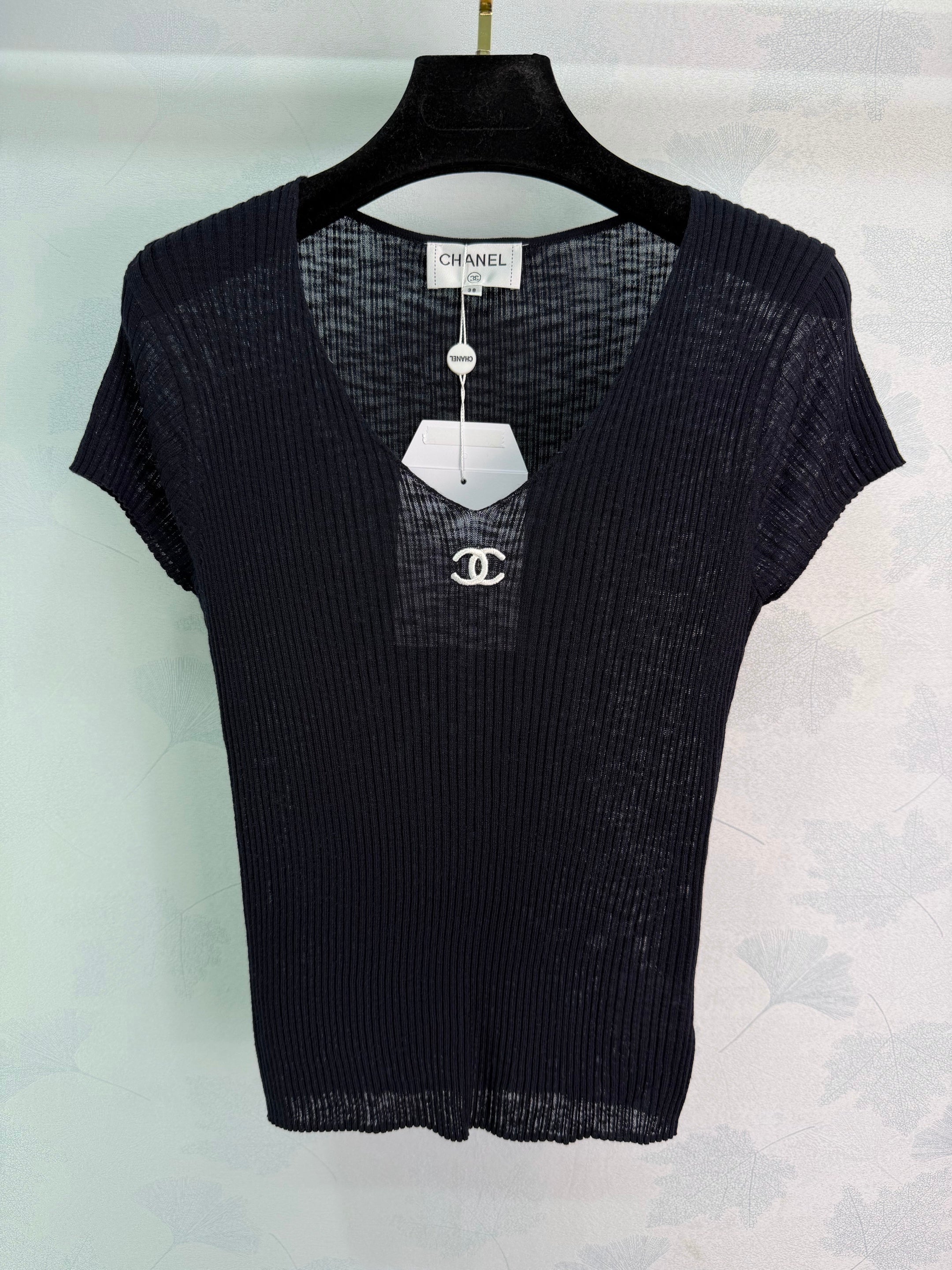 V-neck knit short-sleeved top