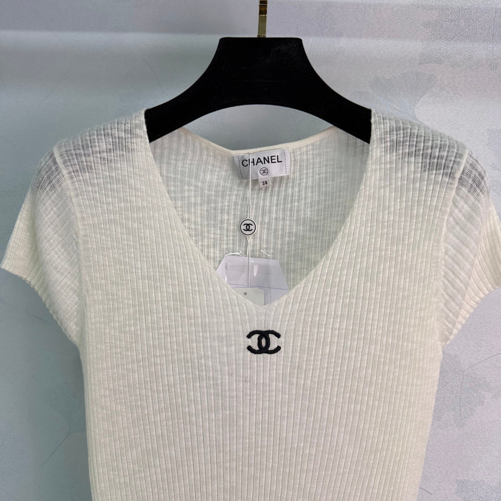 V-neck knit short-sleeved top