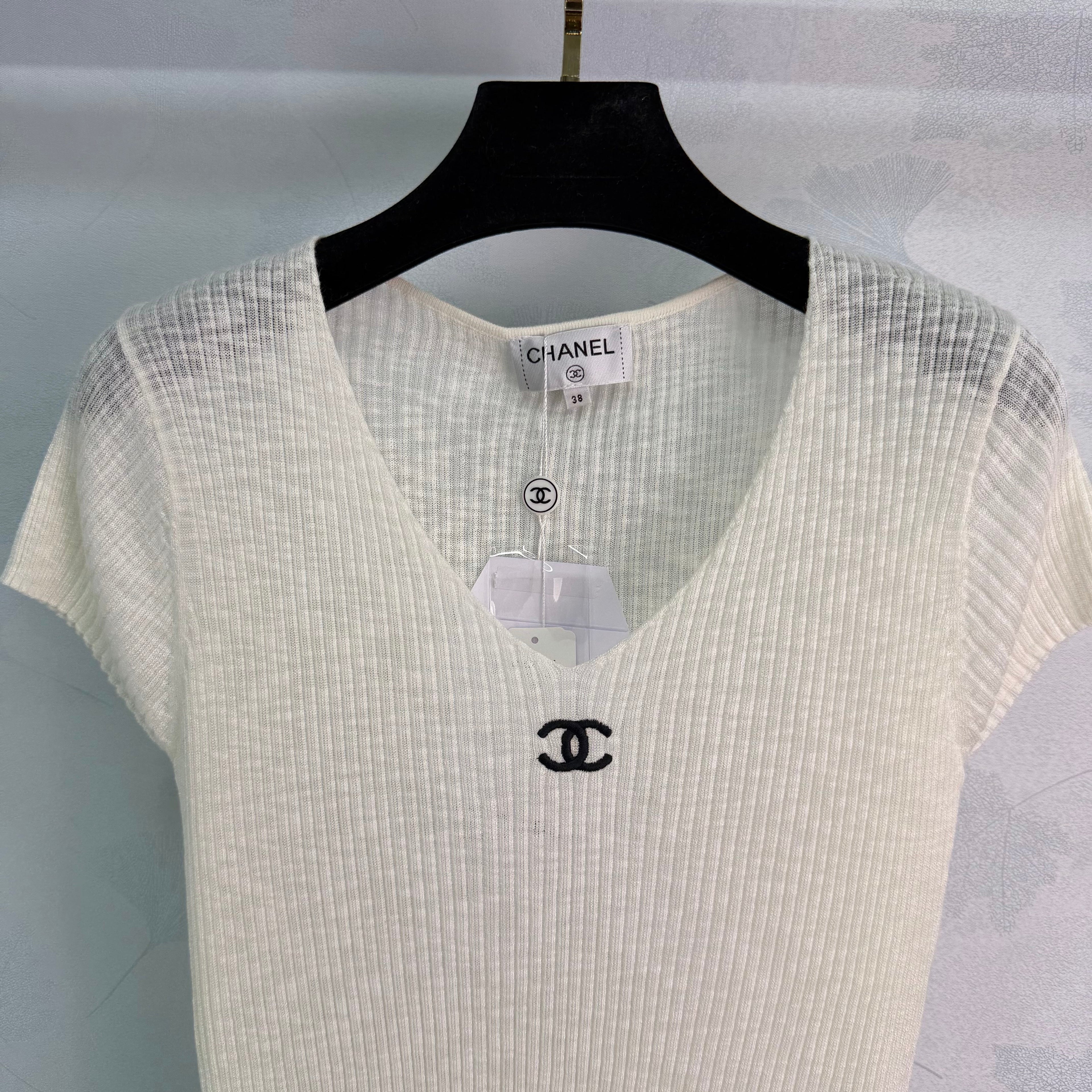 V-neck knit short-sleeved top