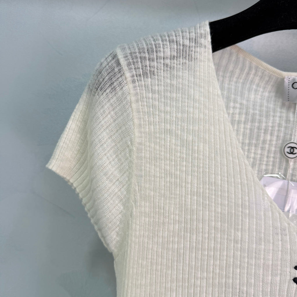 V-neck knit short-sleeved top