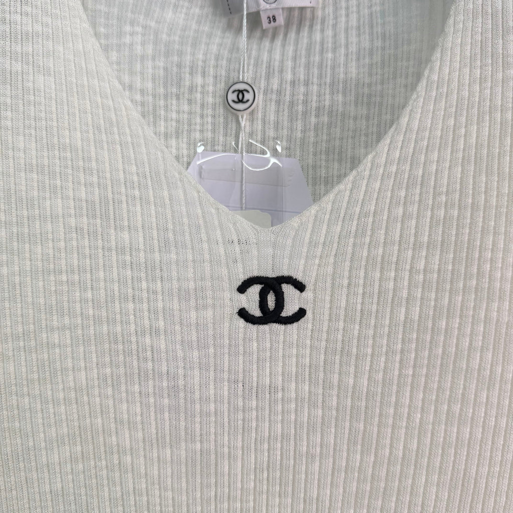 V-neck knit short-sleeved top