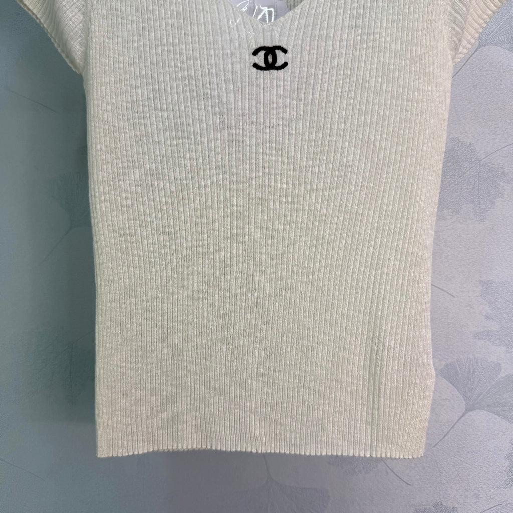 V-neck knit short-sleeved top