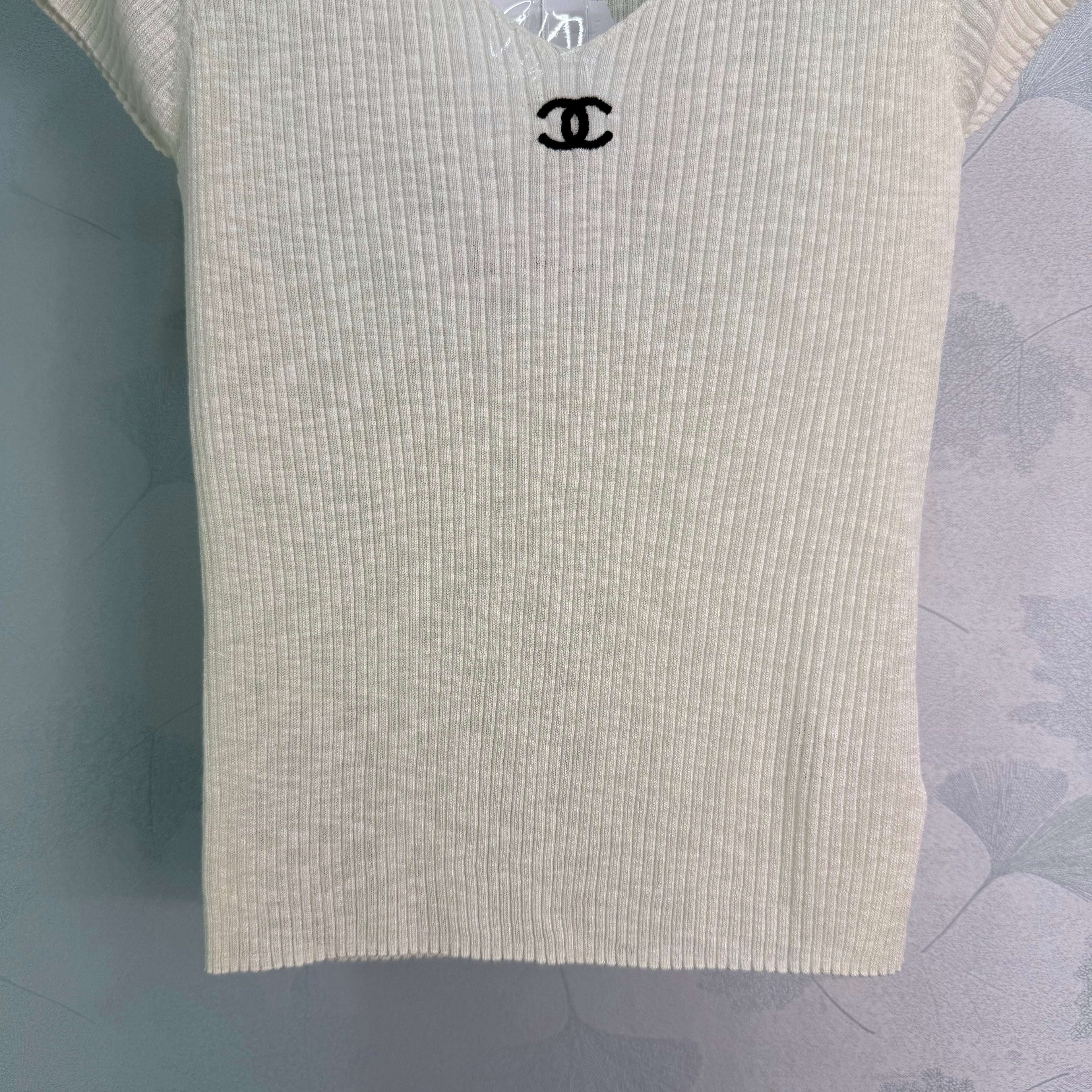 V-neck knit short-sleeved top