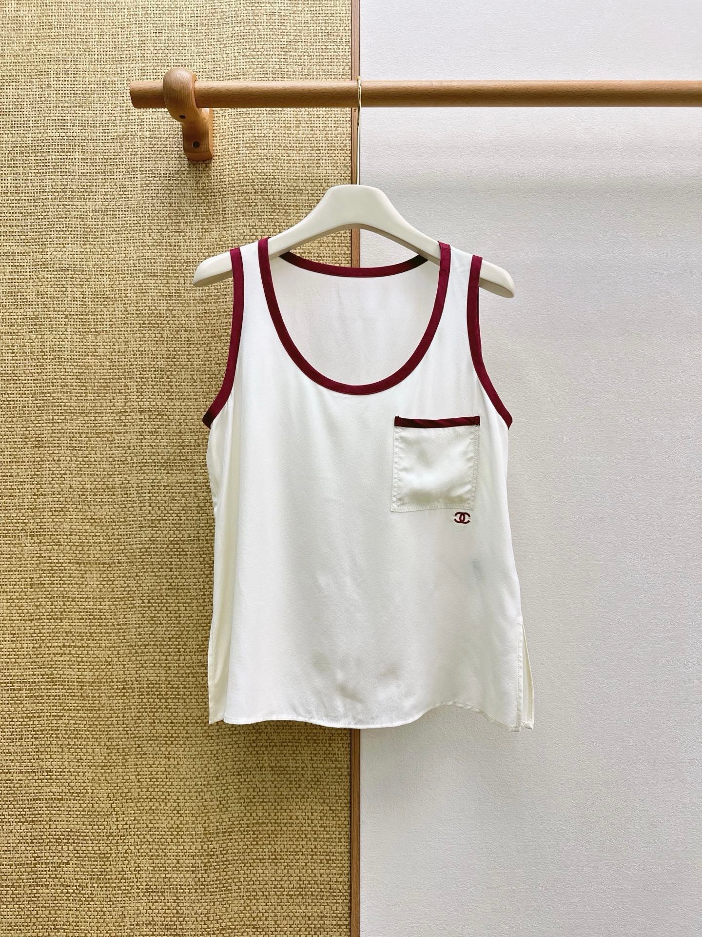 Burgundy color-blocked crew neck sleeveless vest