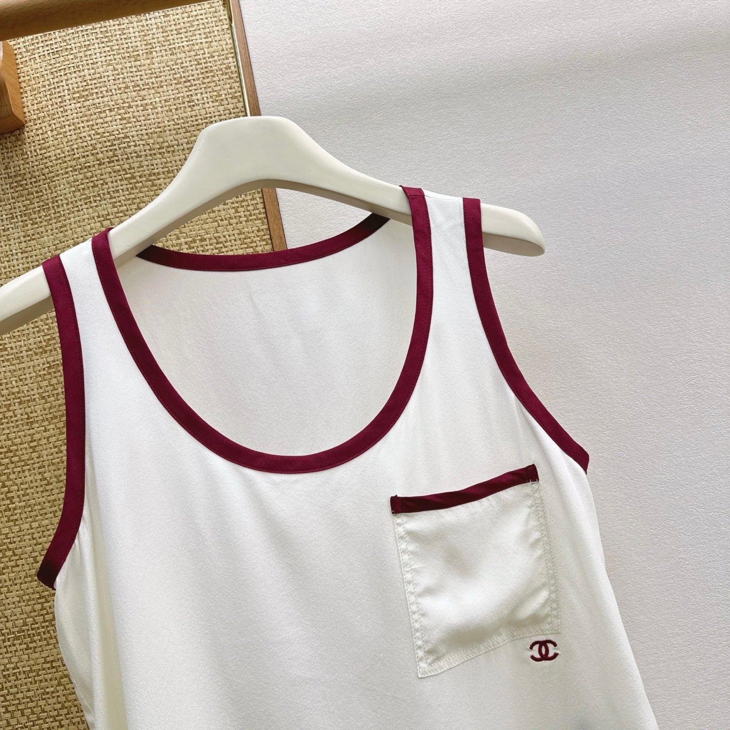 Burgundy color-blocked crew neck sleeveless vest