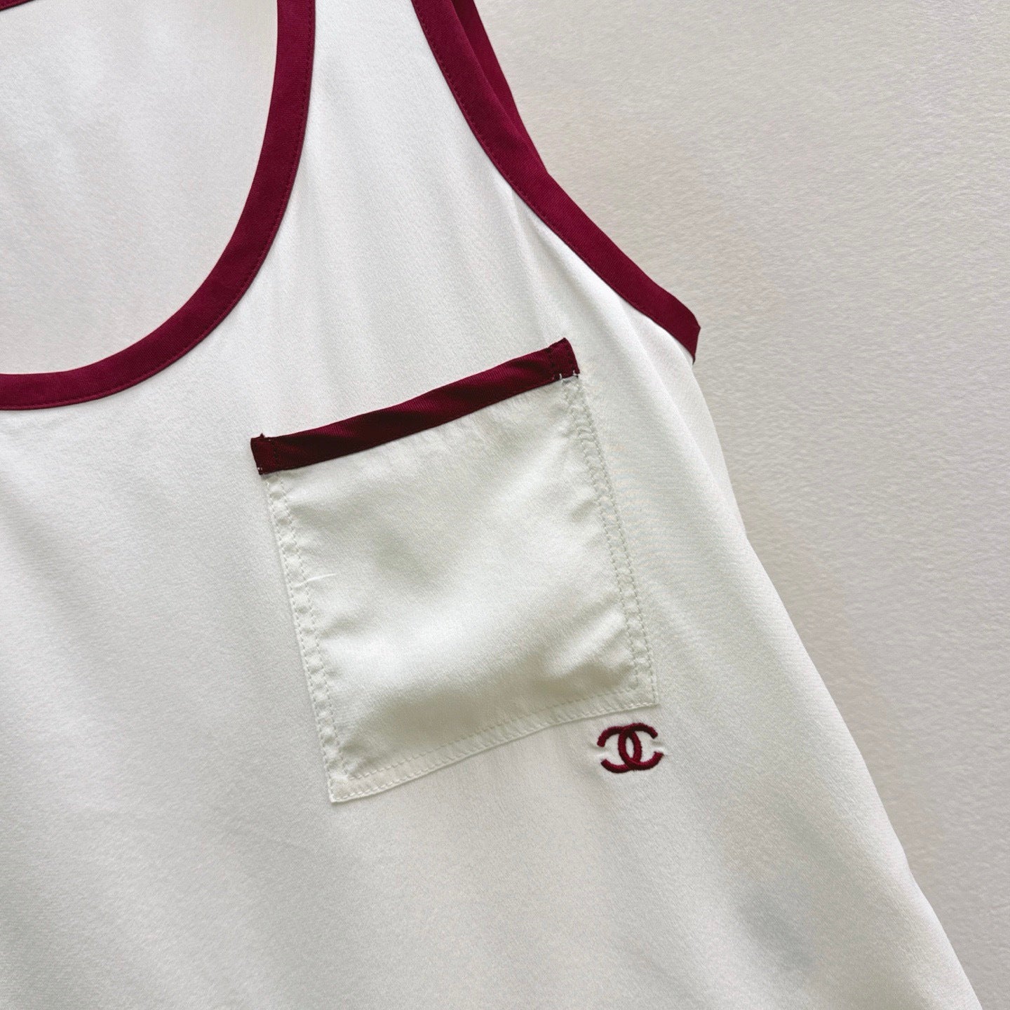 Burgundy color-blocked crew neck sleeveless vest