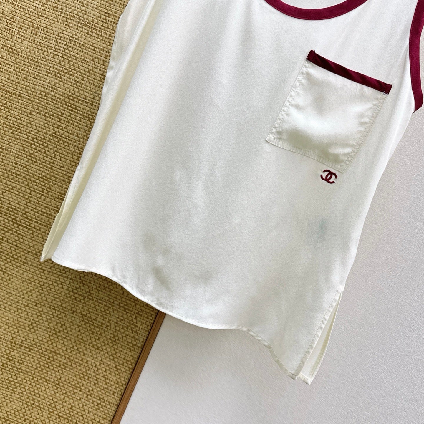 Burgundy color-blocked crew neck sleeveless vest