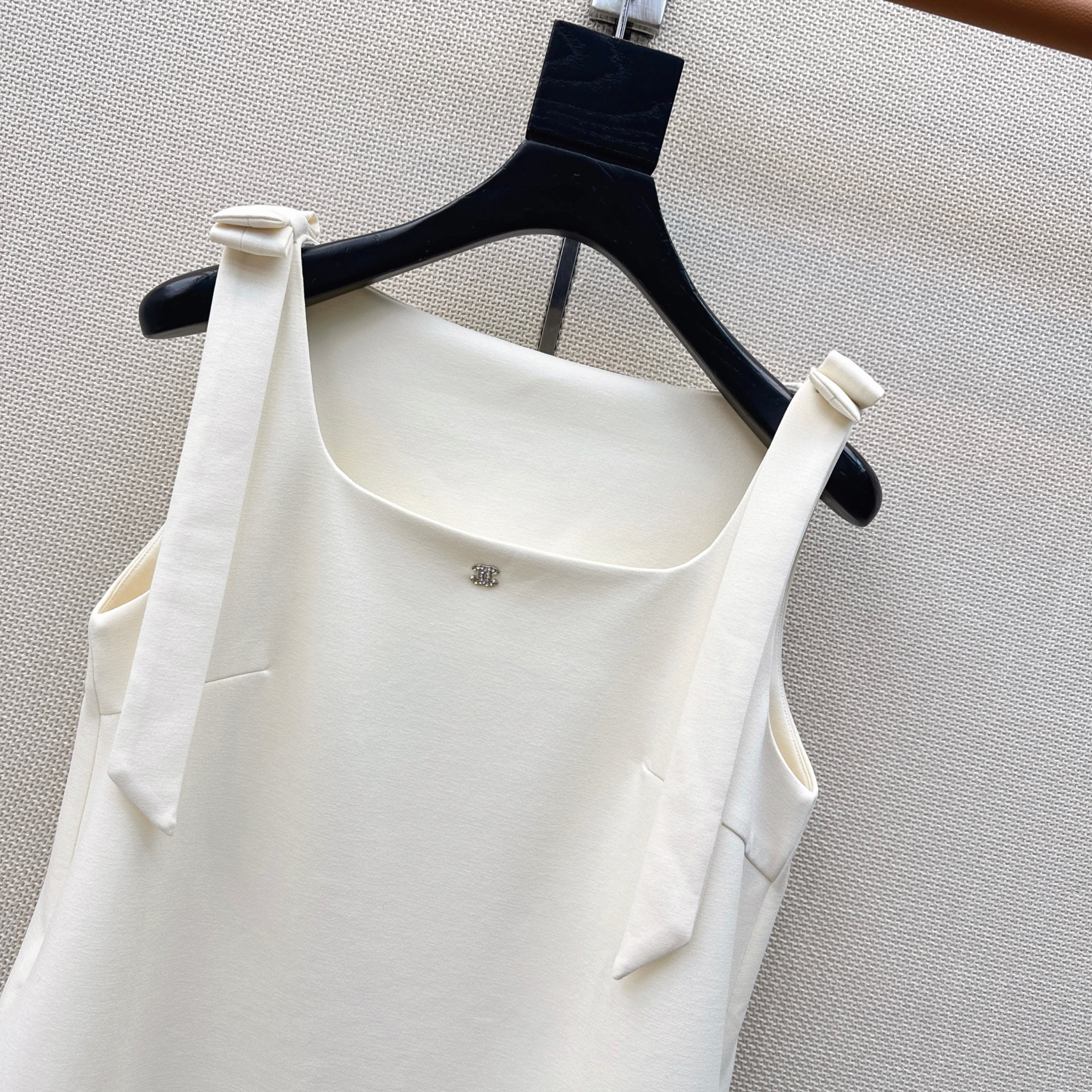 Sleeveless dress with bow-tie shoulder straps