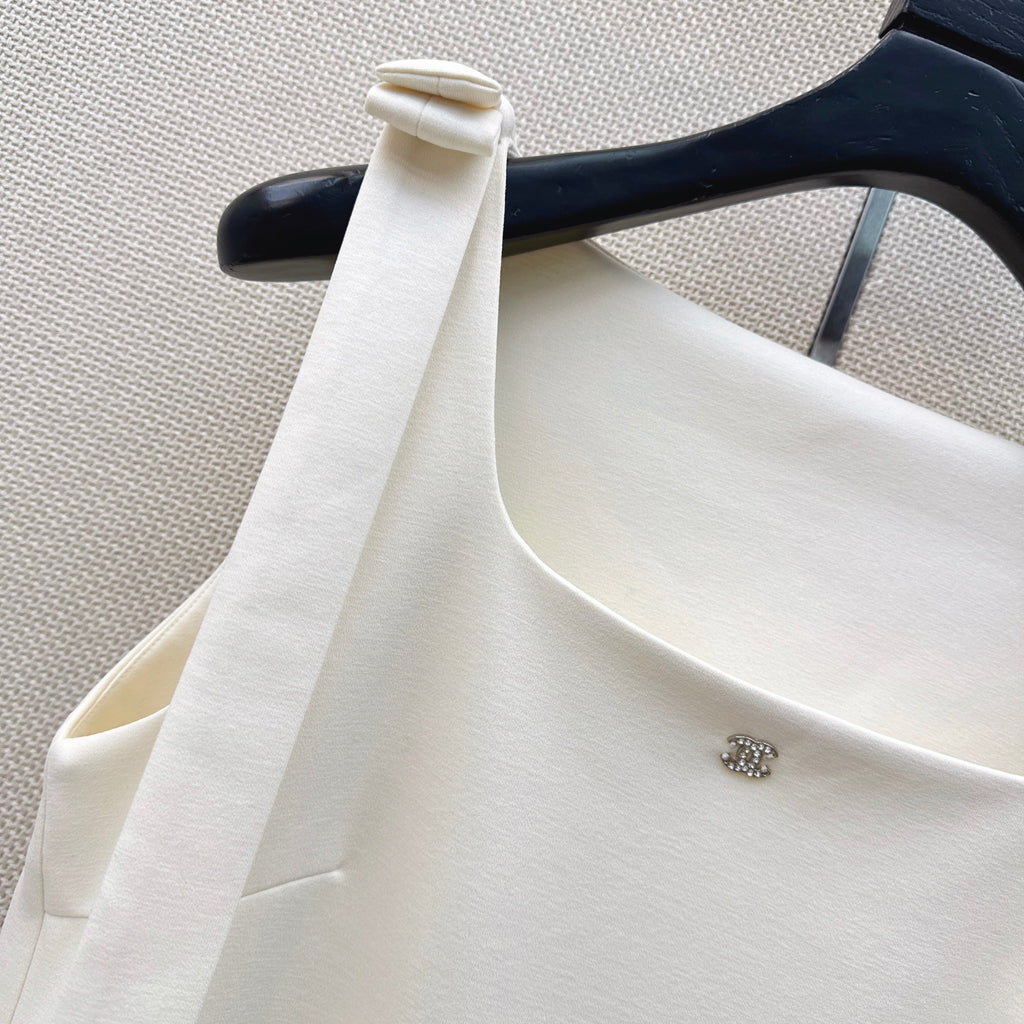 Sleeveless dress with bow-tie shoulder straps
