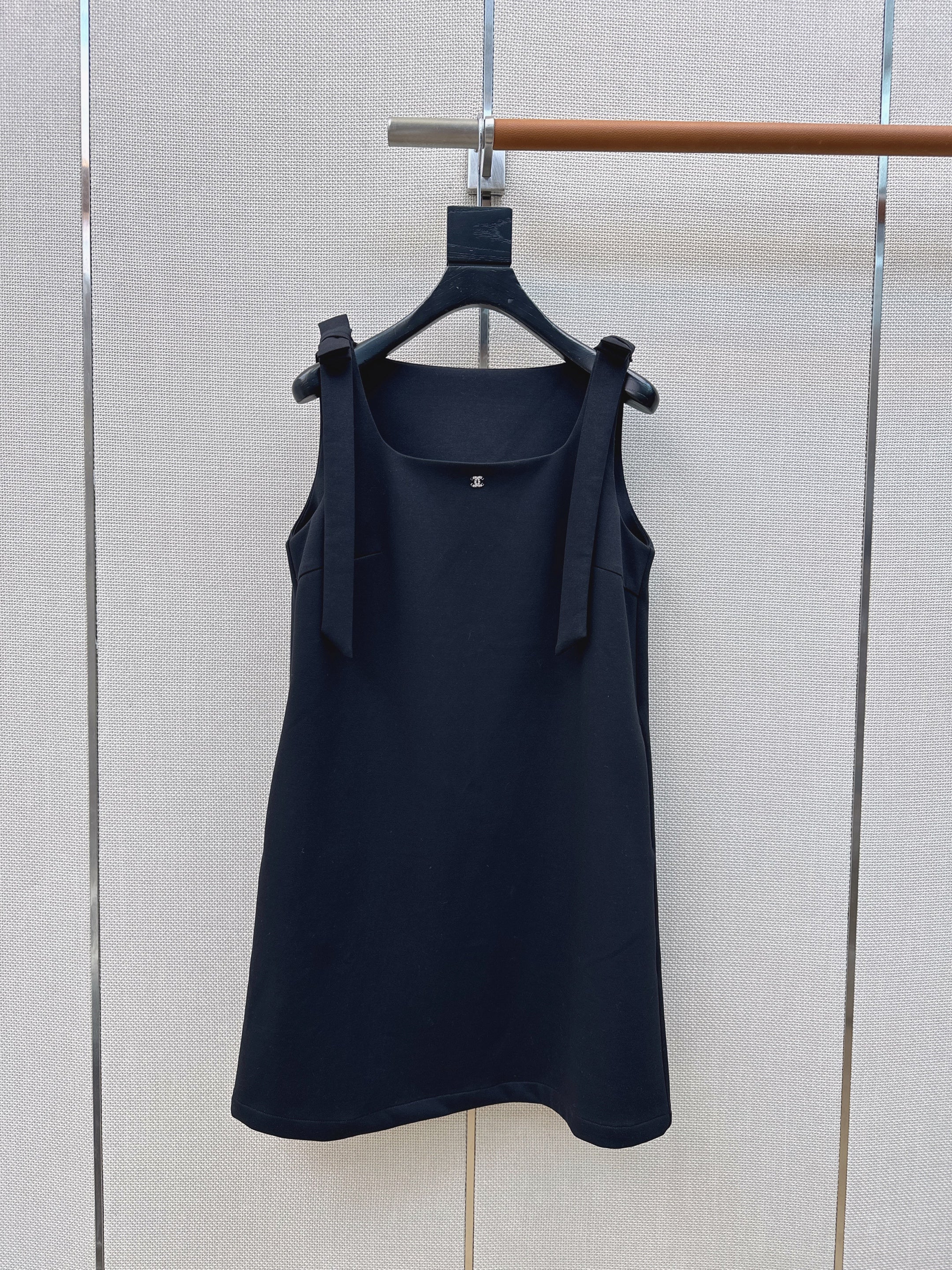 Sleeveless dress with bow-tie shoulder straps