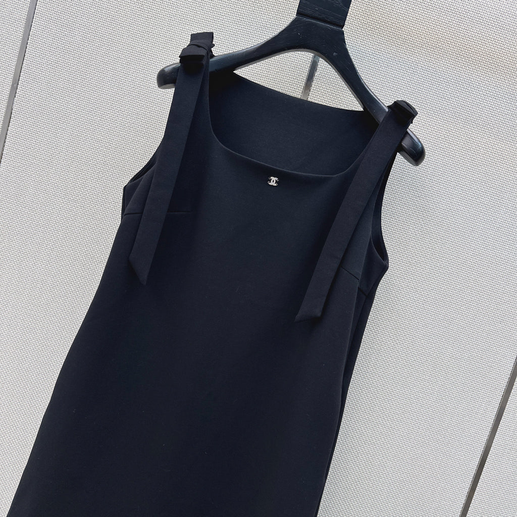Sleeveless dress with bow-tie shoulder straps