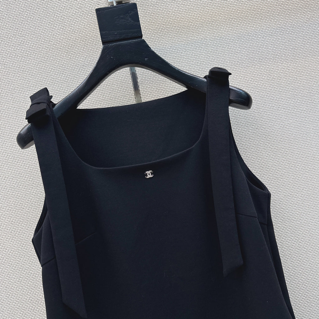 Sleeveless dress with bow-tie shoulder straps