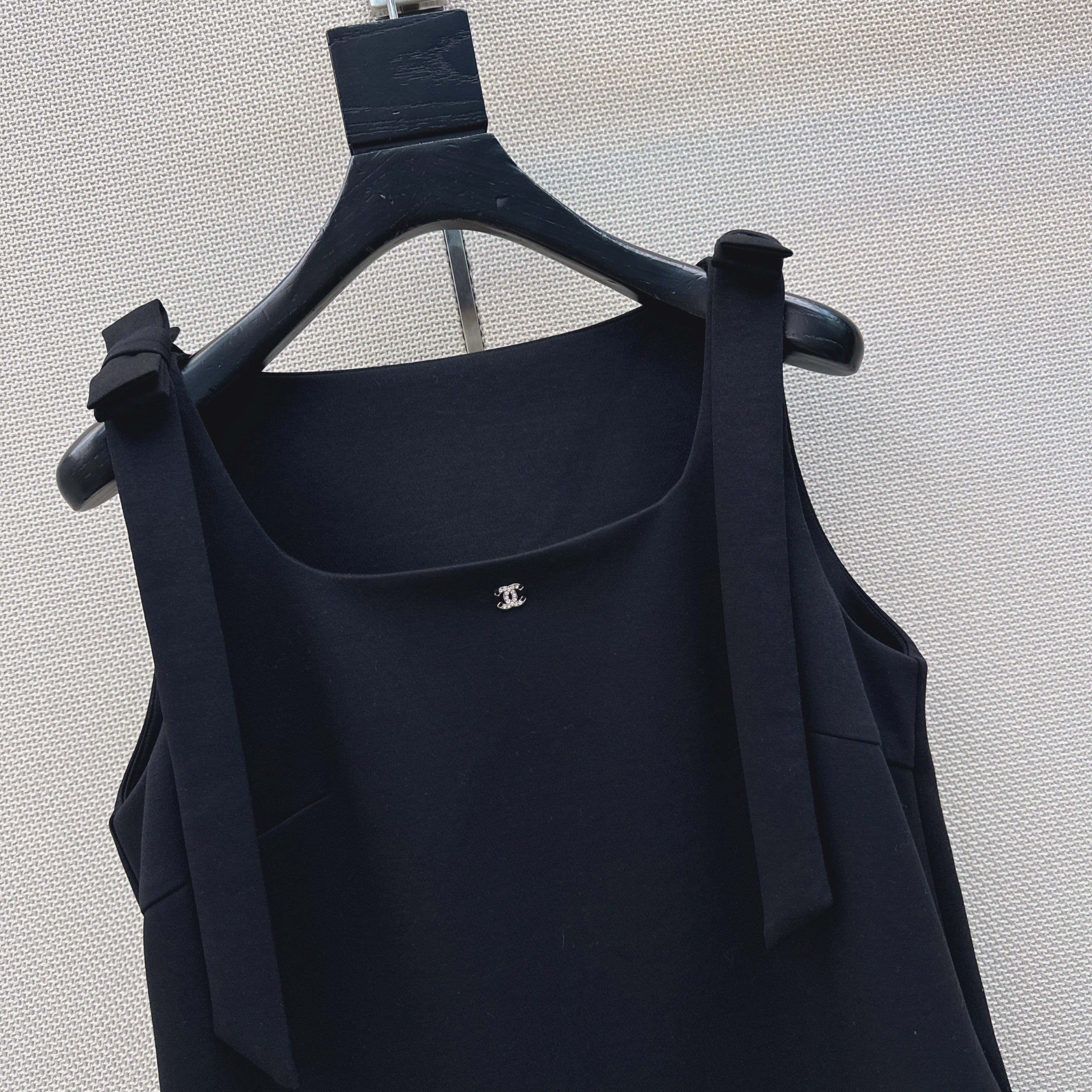 Sleeveless dress with bow-tie shoulder straps