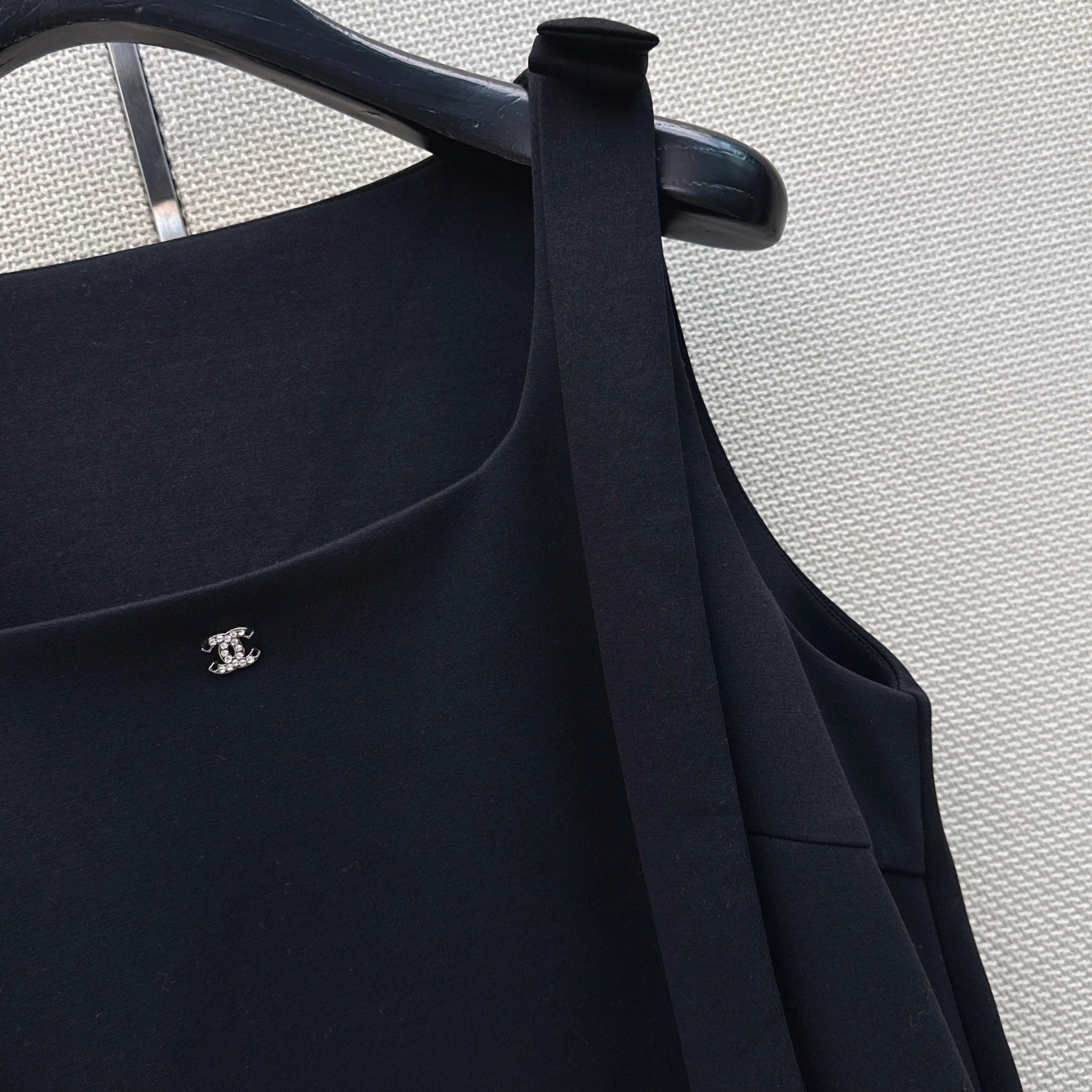 Sleeveless dress with bow-tie shoulder straps
