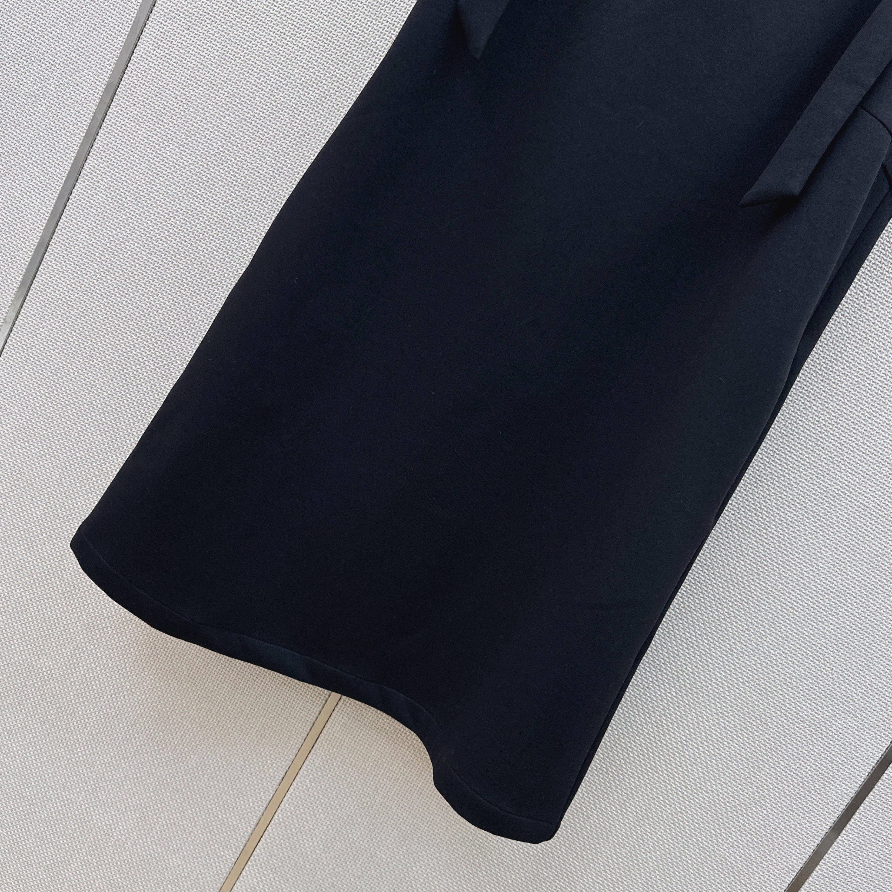 Sleeveless dress with bow-tie shoulder straps
