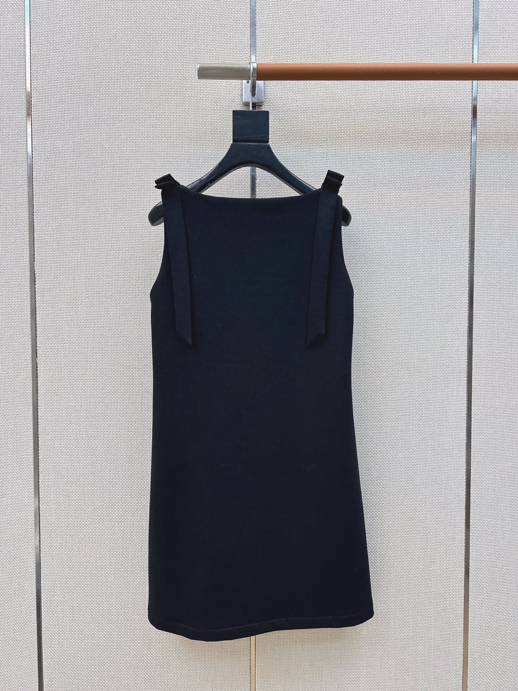 Sleeveless dress with bow-tie shoulder straps