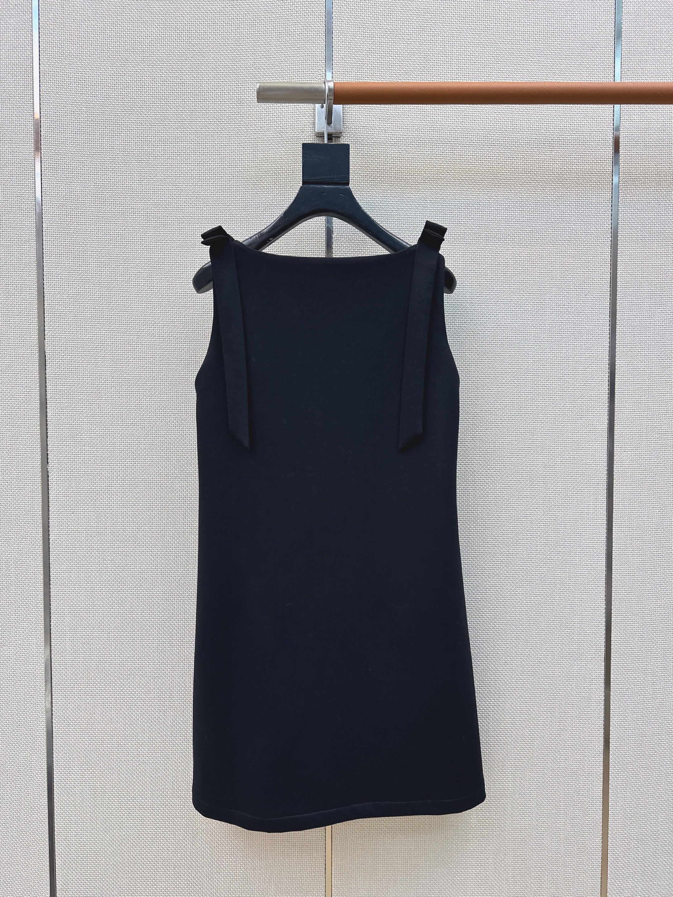 Sleeveless dress with bow-tie shoulder straps
