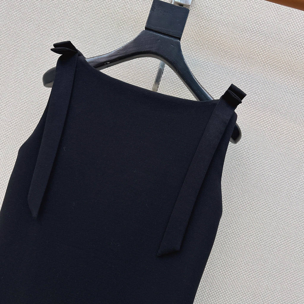 Sleeveless dress with bow-tie shoulder straps
