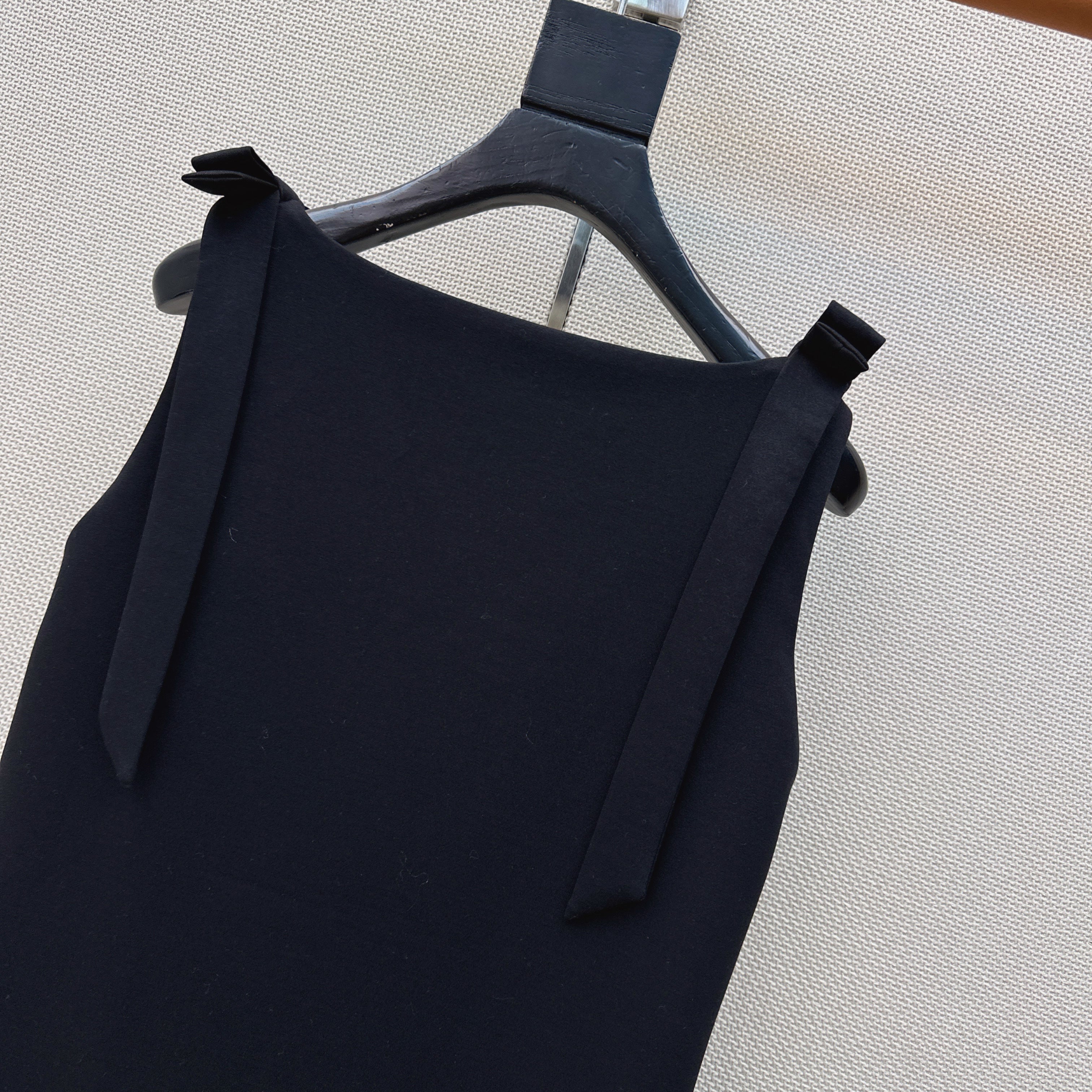 Sleeveless dress with bow-tie shoulder straps