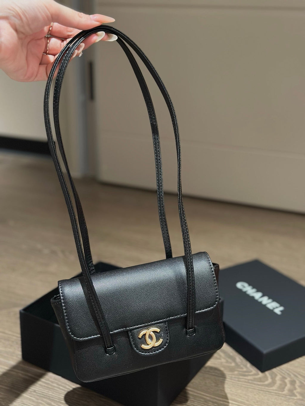 Long shoulder strap underarm bag