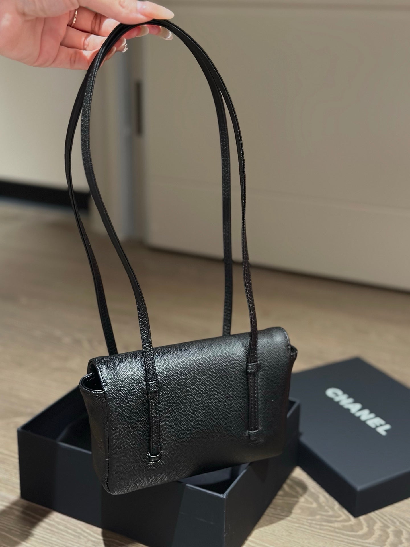 Long shoulder strap underarm bag