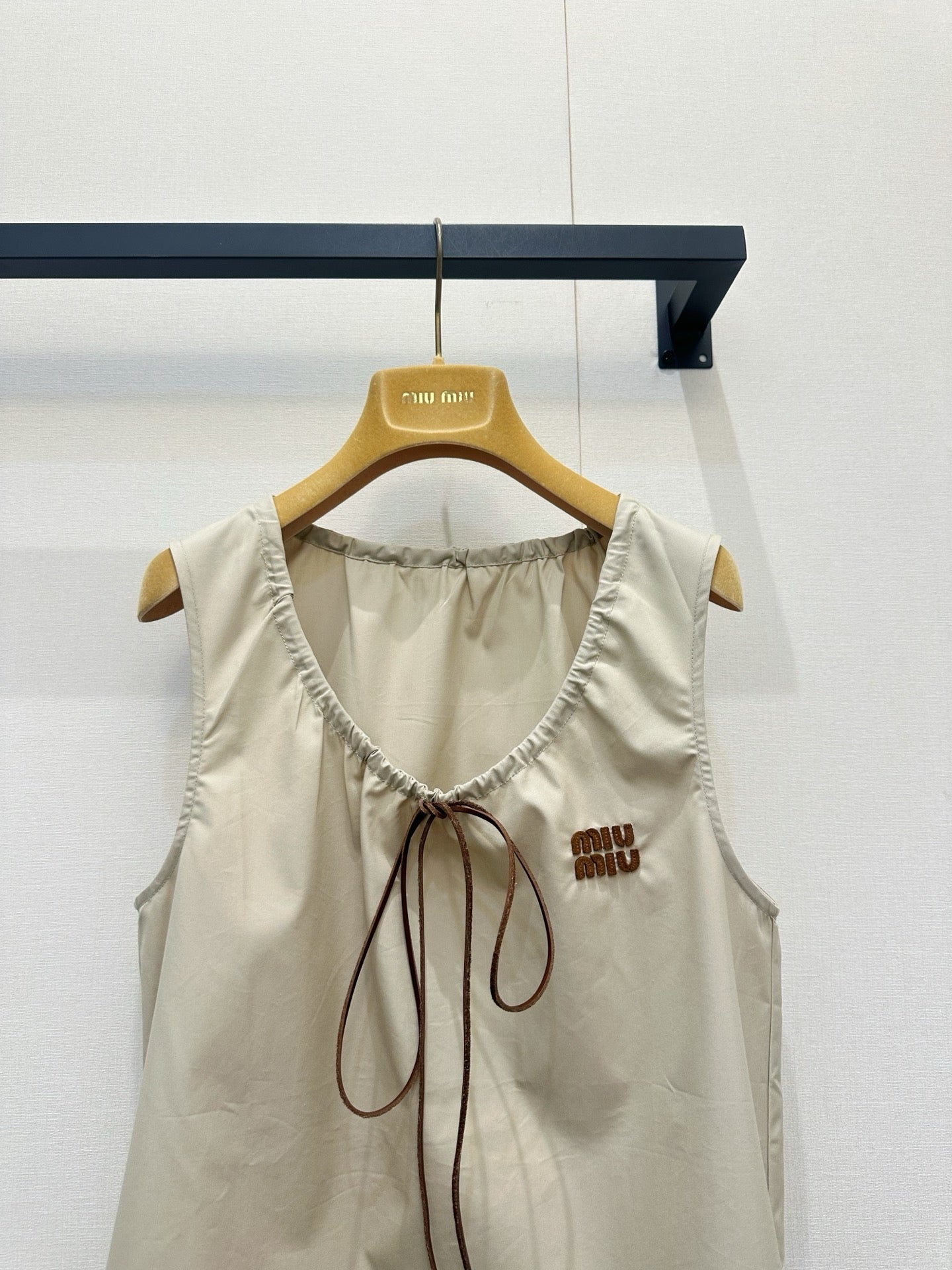 Beige vest dress with contrasting leather label