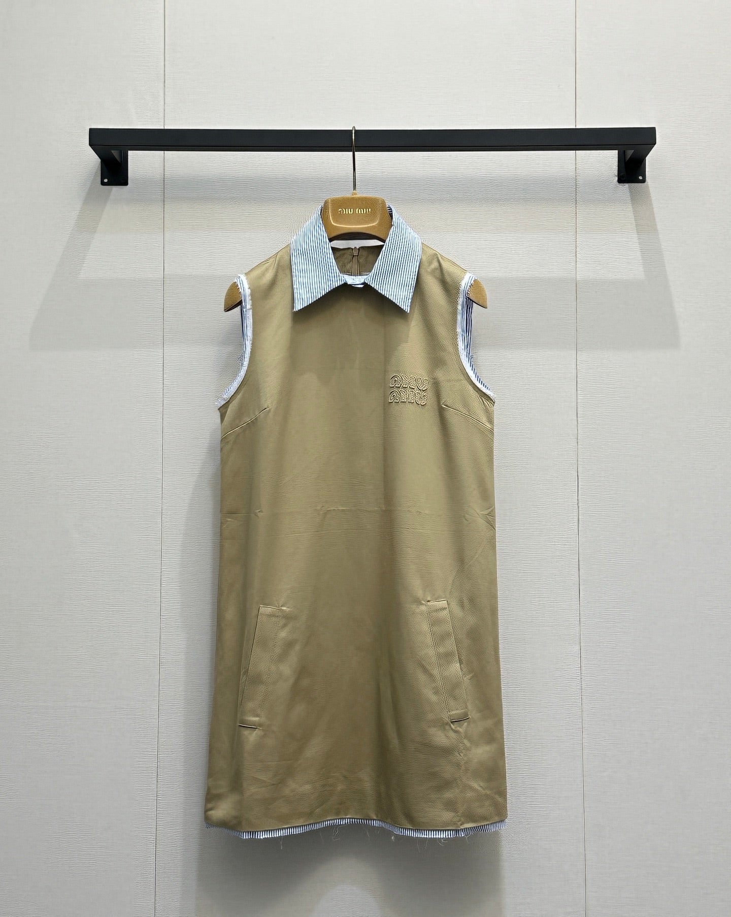 Polo collar sleeveless dress with frayed edges