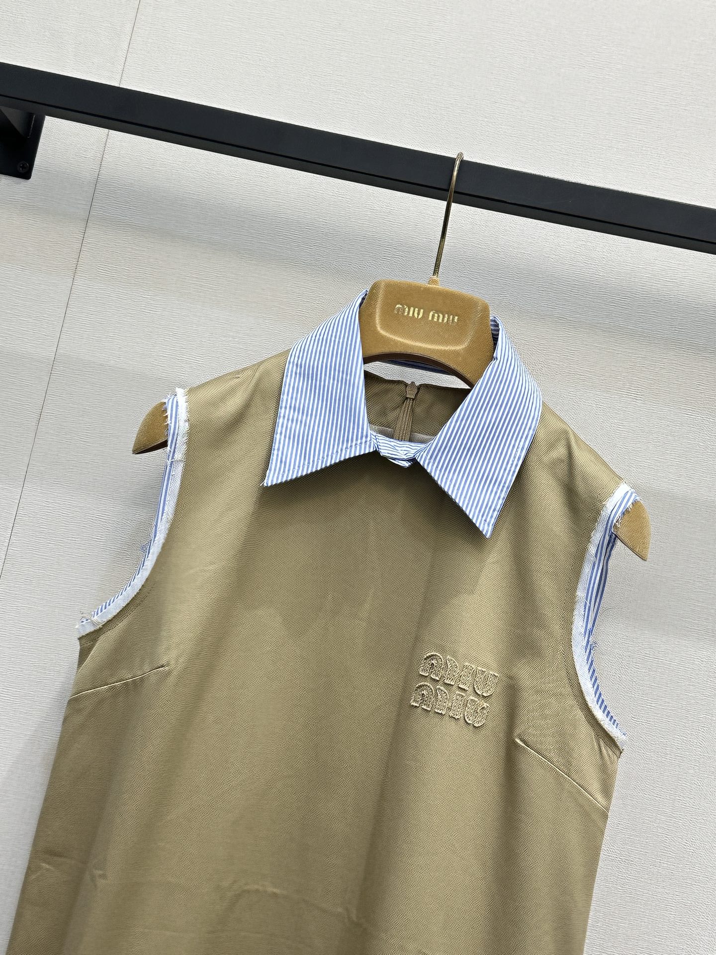 Polo collar sleeveless dress with frayed edges