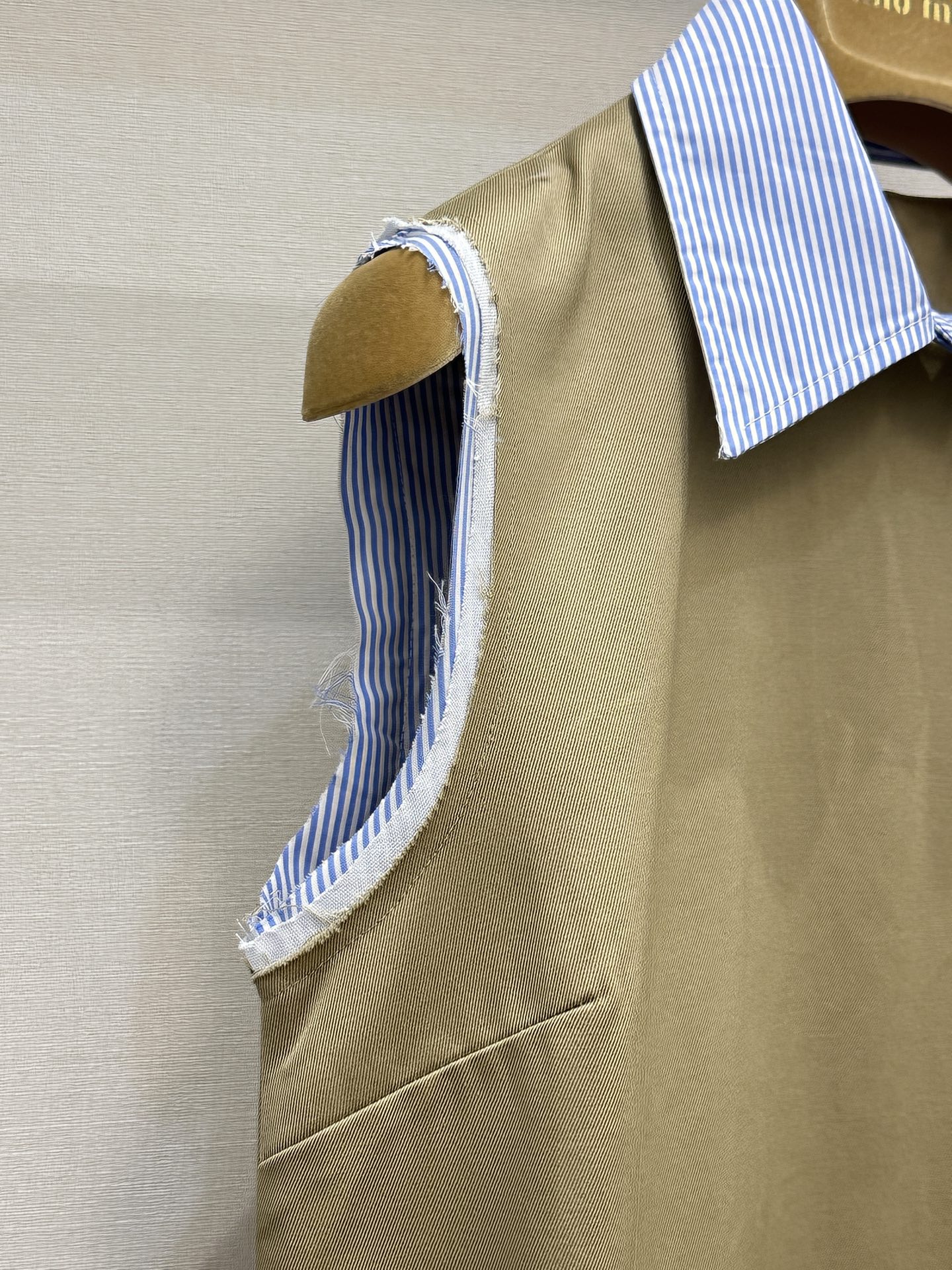 Polo collar sleeveless dress with frayed edges