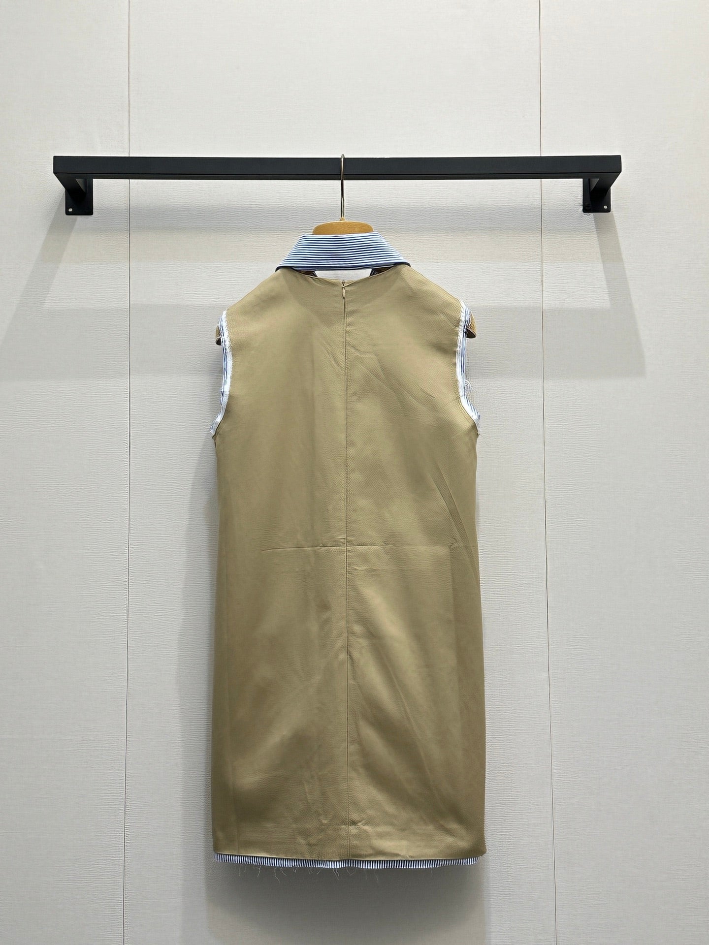 Polo collar sleeveless dress with frayed edges