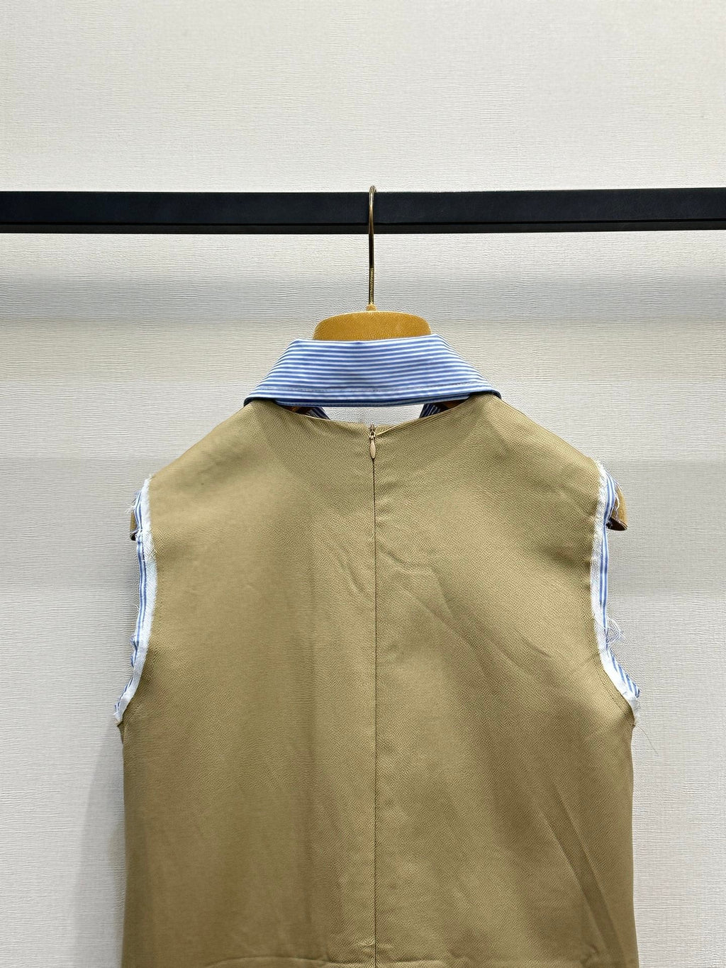 Polo collar sleeveless dress with frayed edges