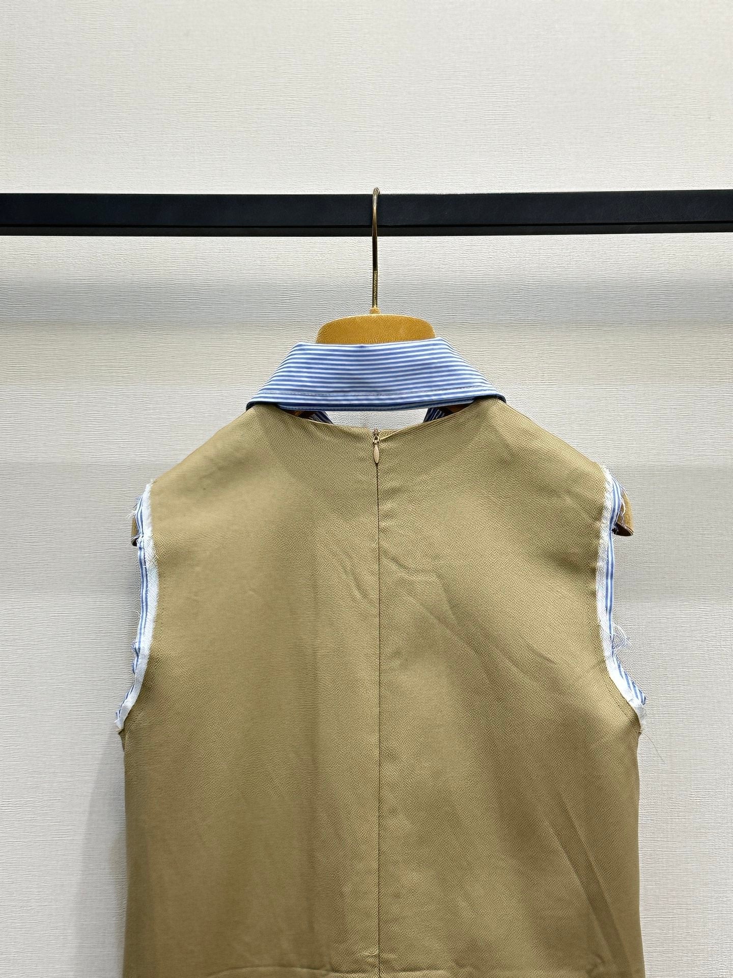 Polo collar sleeveless dress with frayed edges
