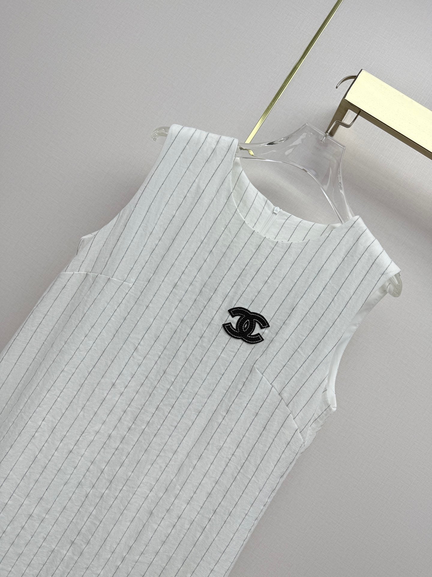 Beige vest dress with contrasting leather label