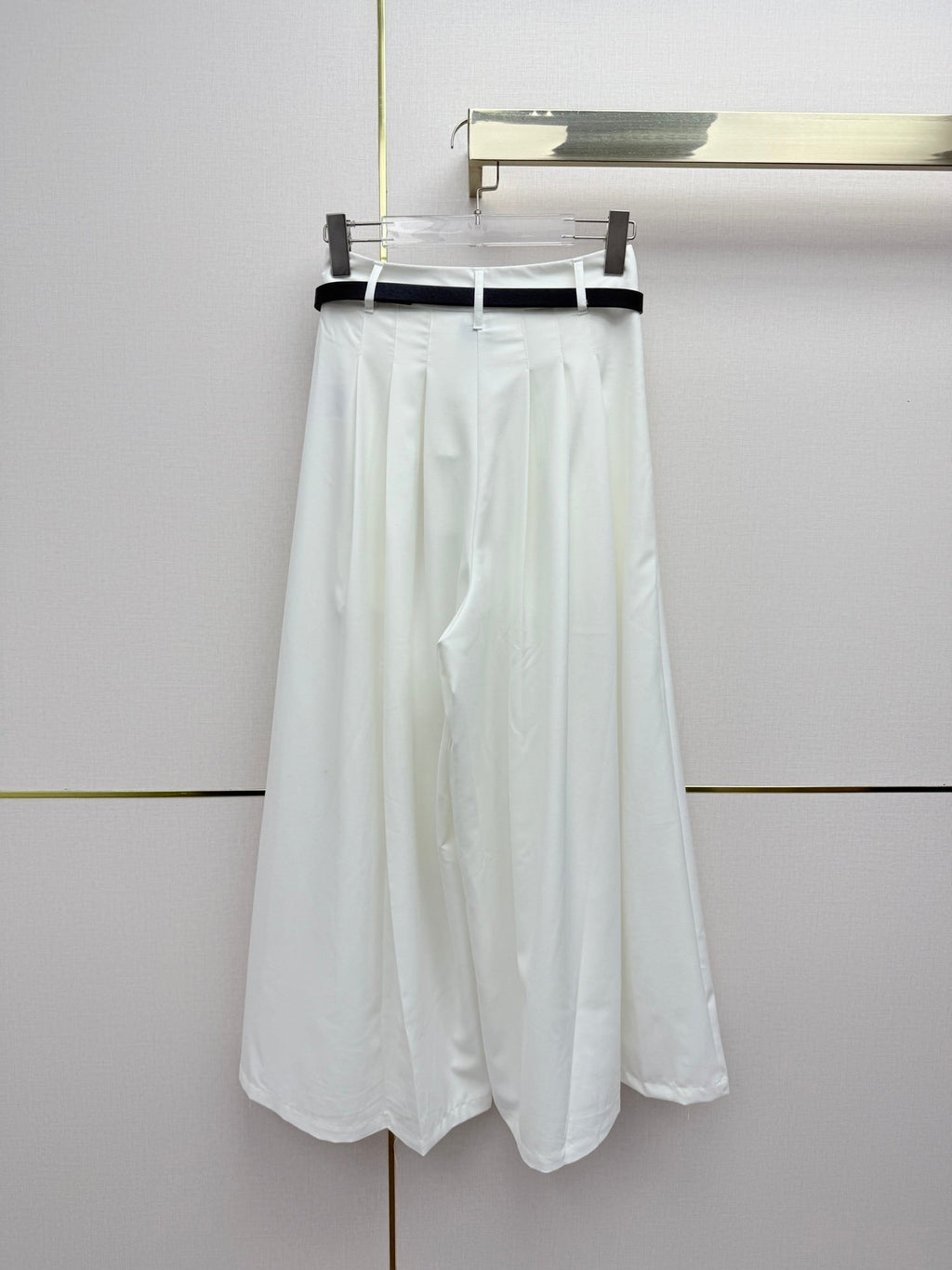Pleated wide-leg pants