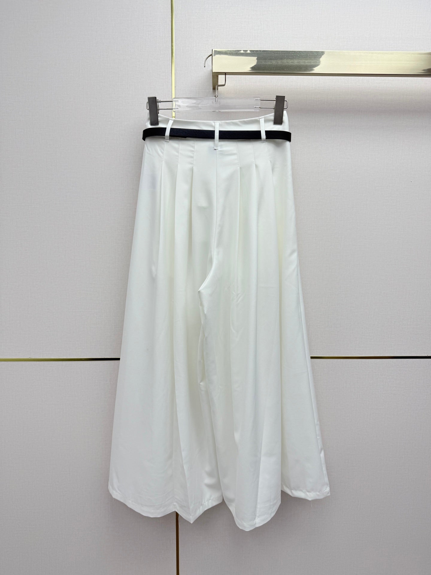 Pleated wide-leg pants
