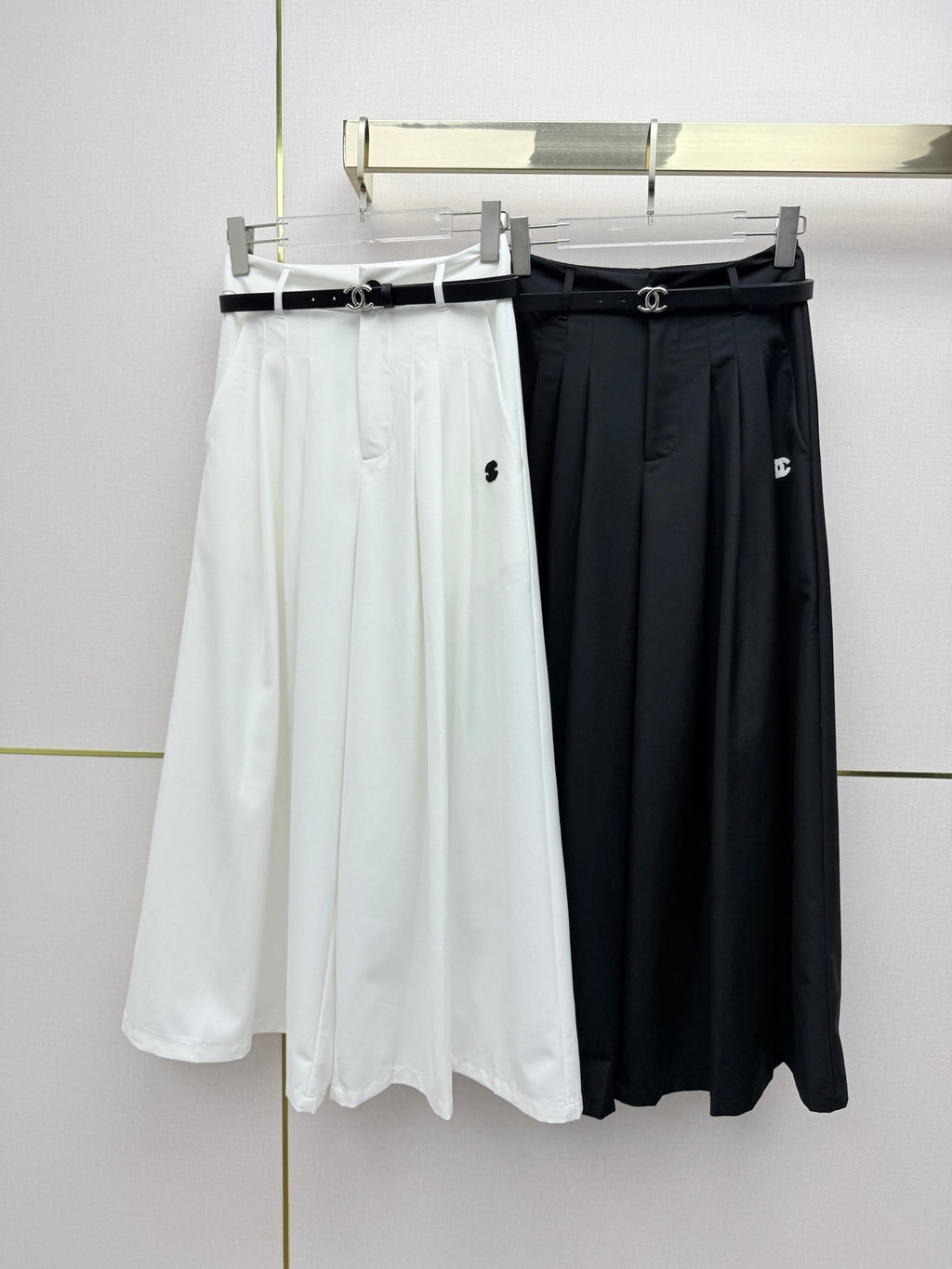 Pleated wide-leg pants