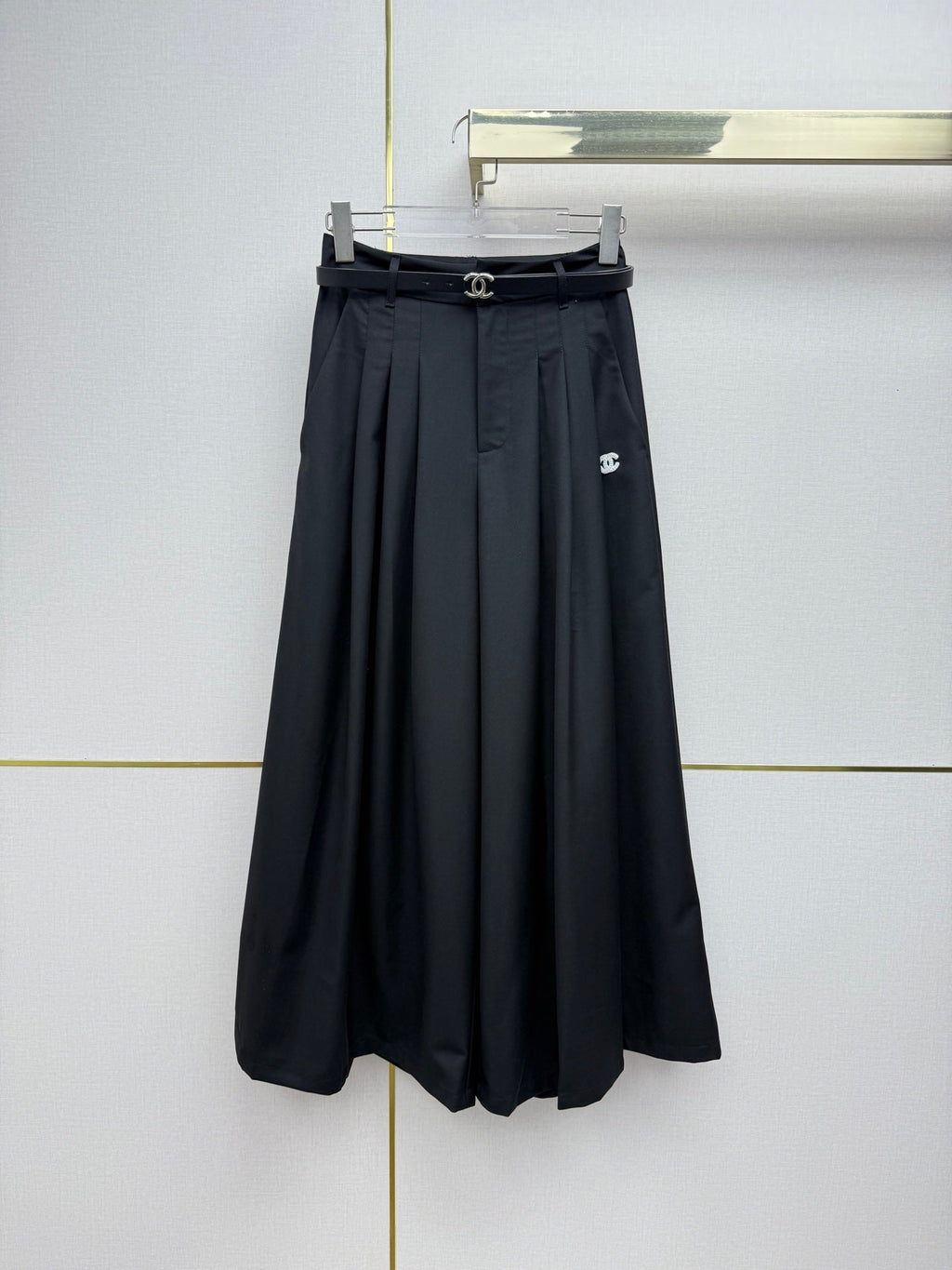 Pleated wide-leg pants